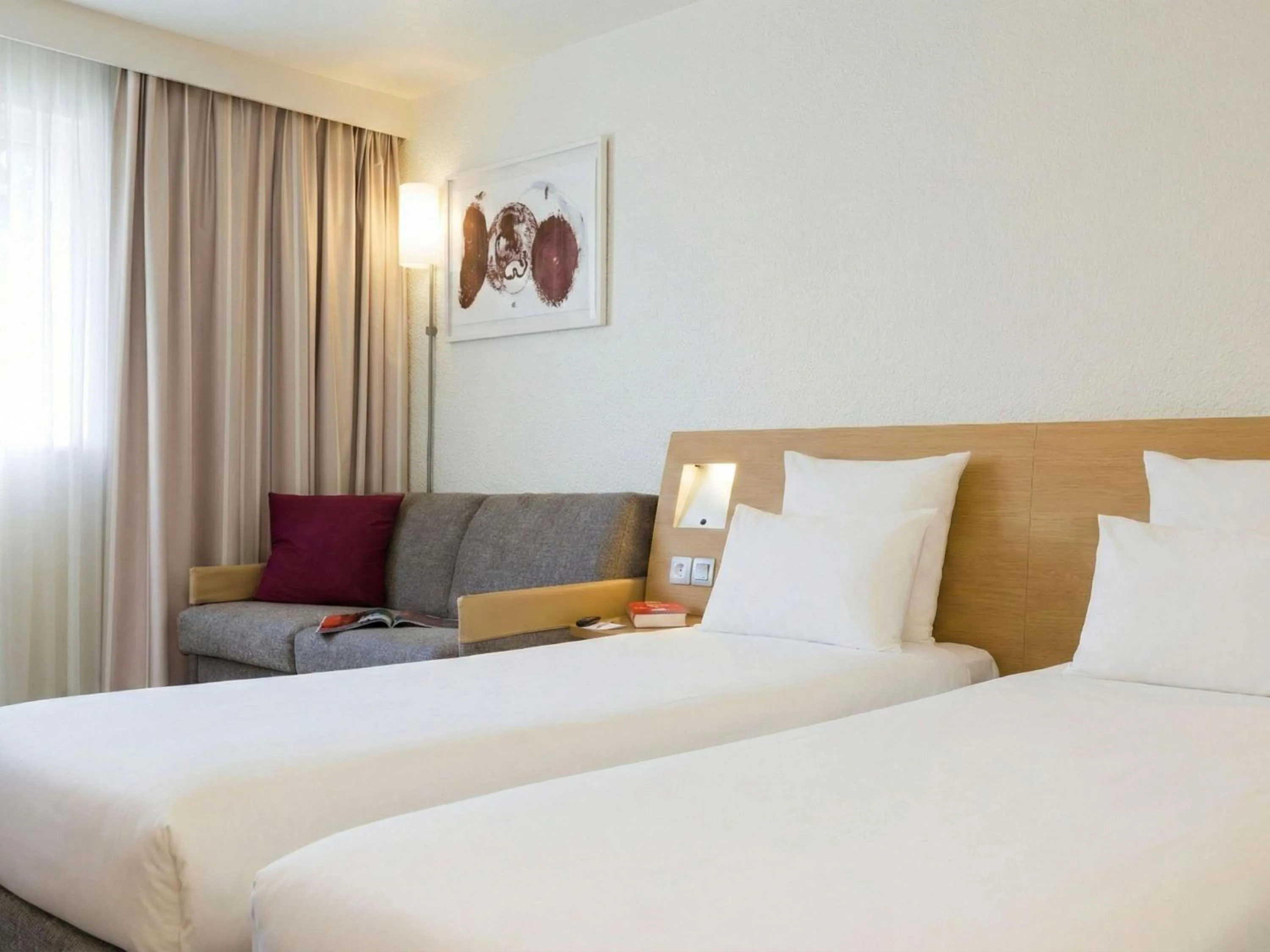 Bedroom, Bed in Novotel Rouen Sud Zenith Parc Expo