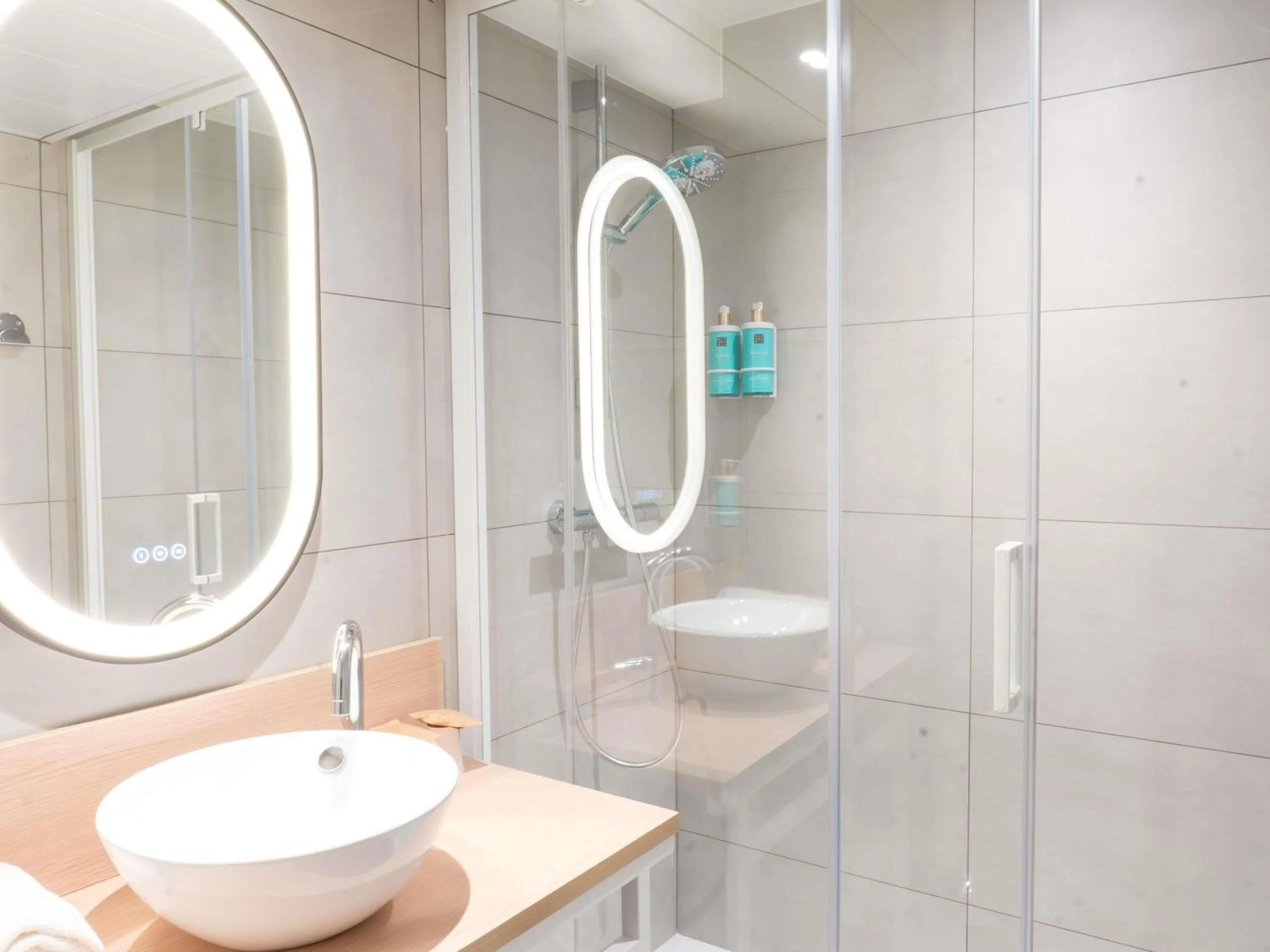 Bedroom in Novotel Rouen Sud Zenith Parc Expo