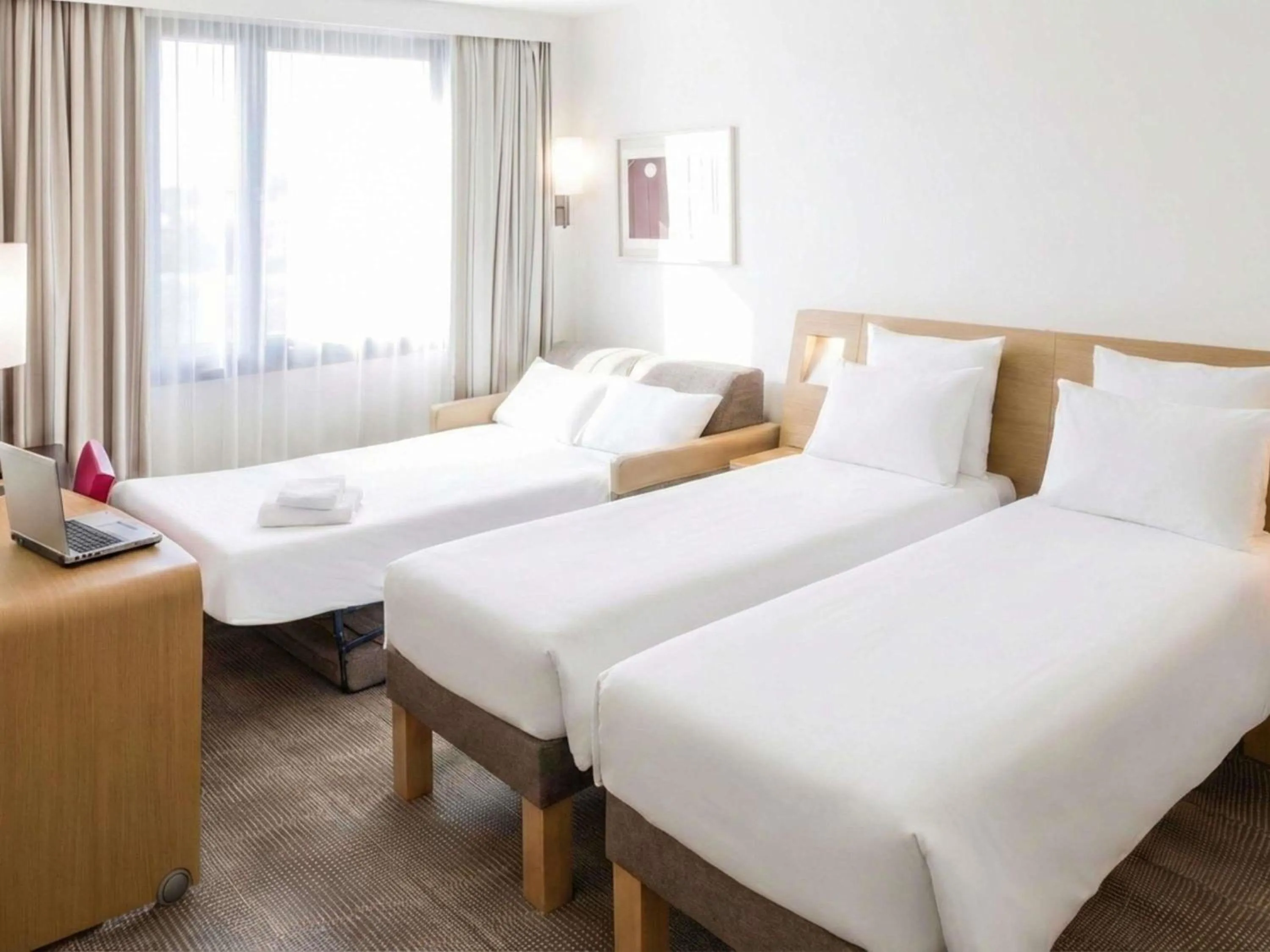 Bedroom, Bed in Novotel Rouen Sud Zenith Parc Expo