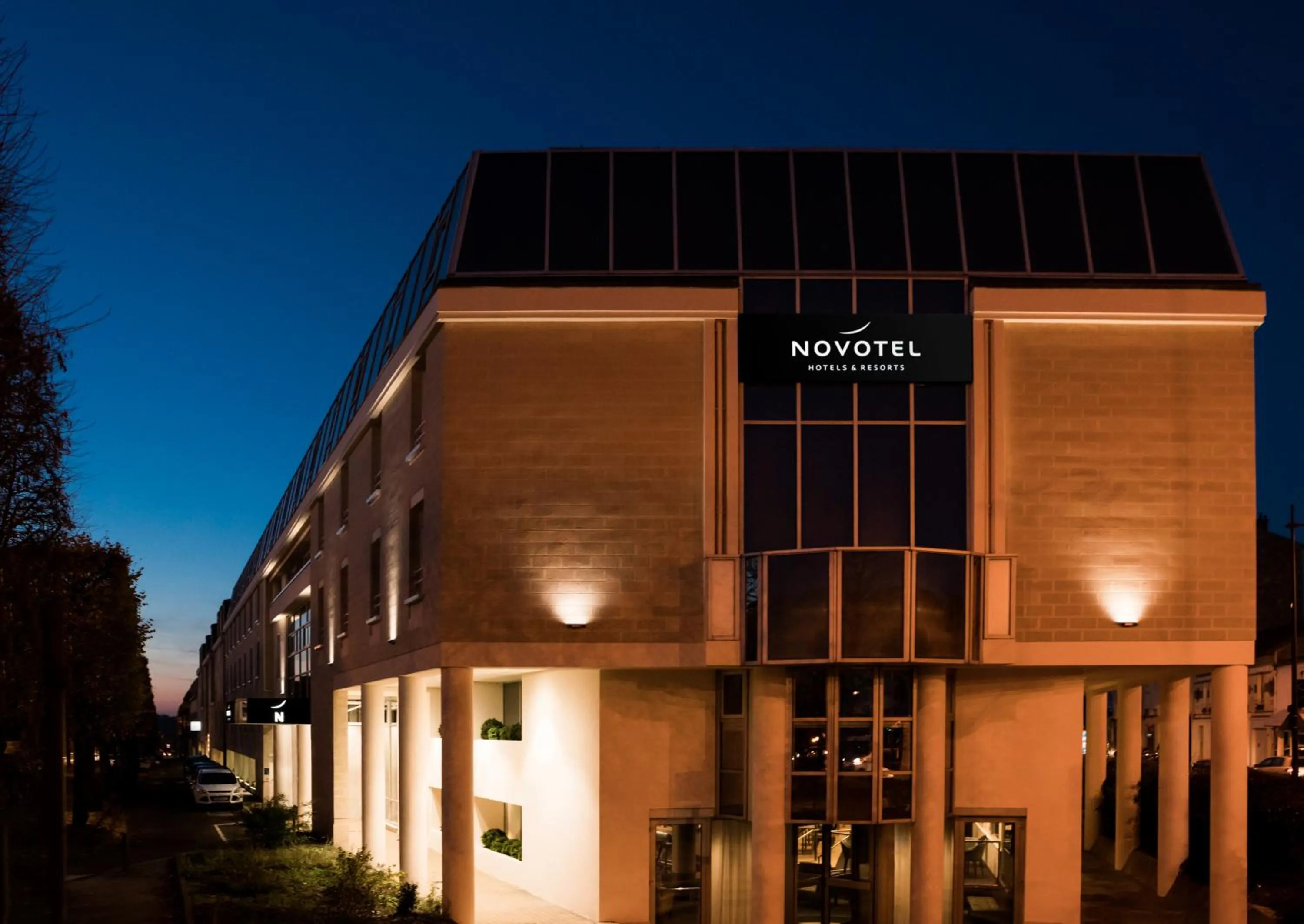 Facade/entrance in Novotel Château de Versailles