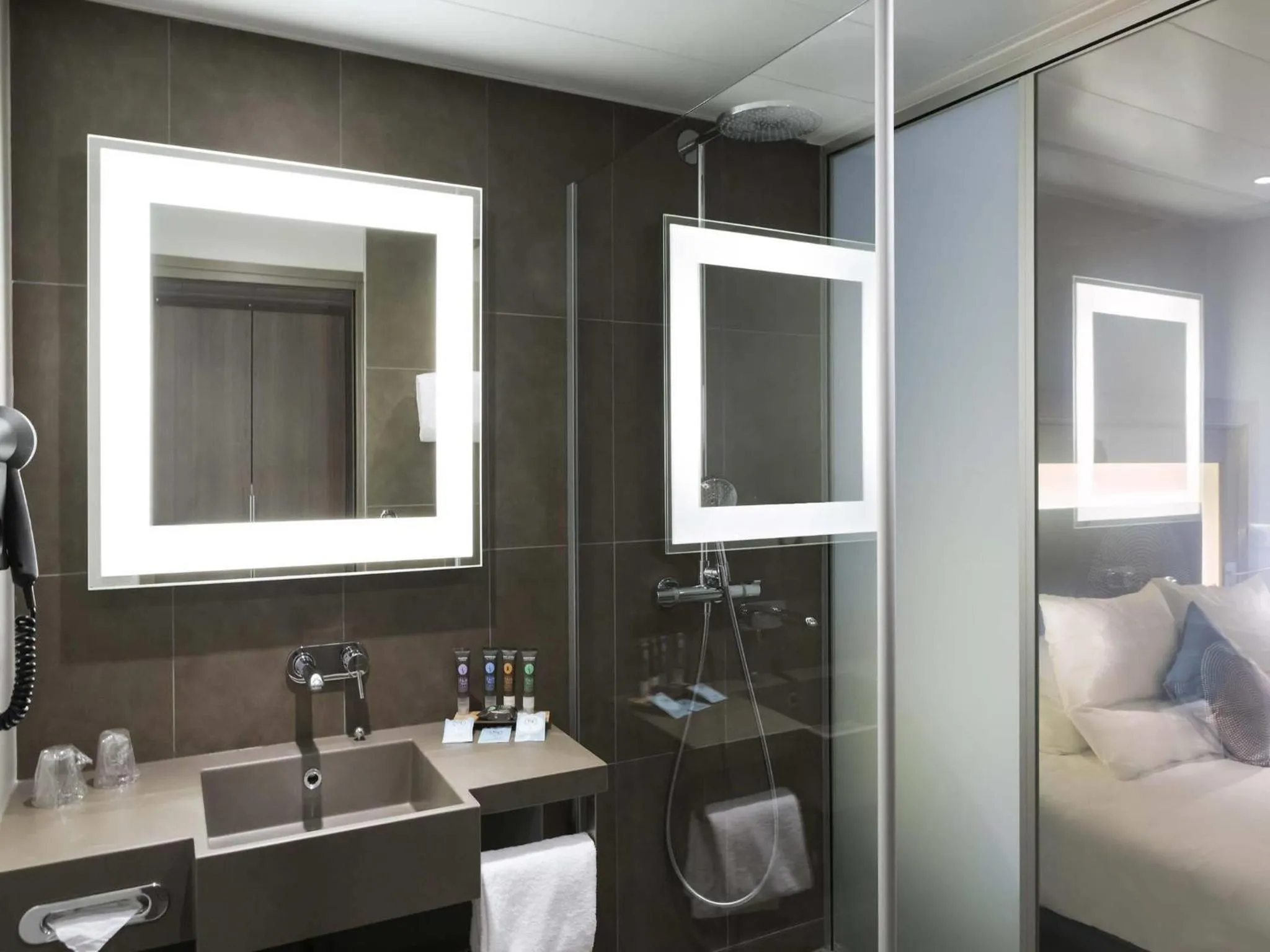 Bedroom in Novotel Château de Versailles