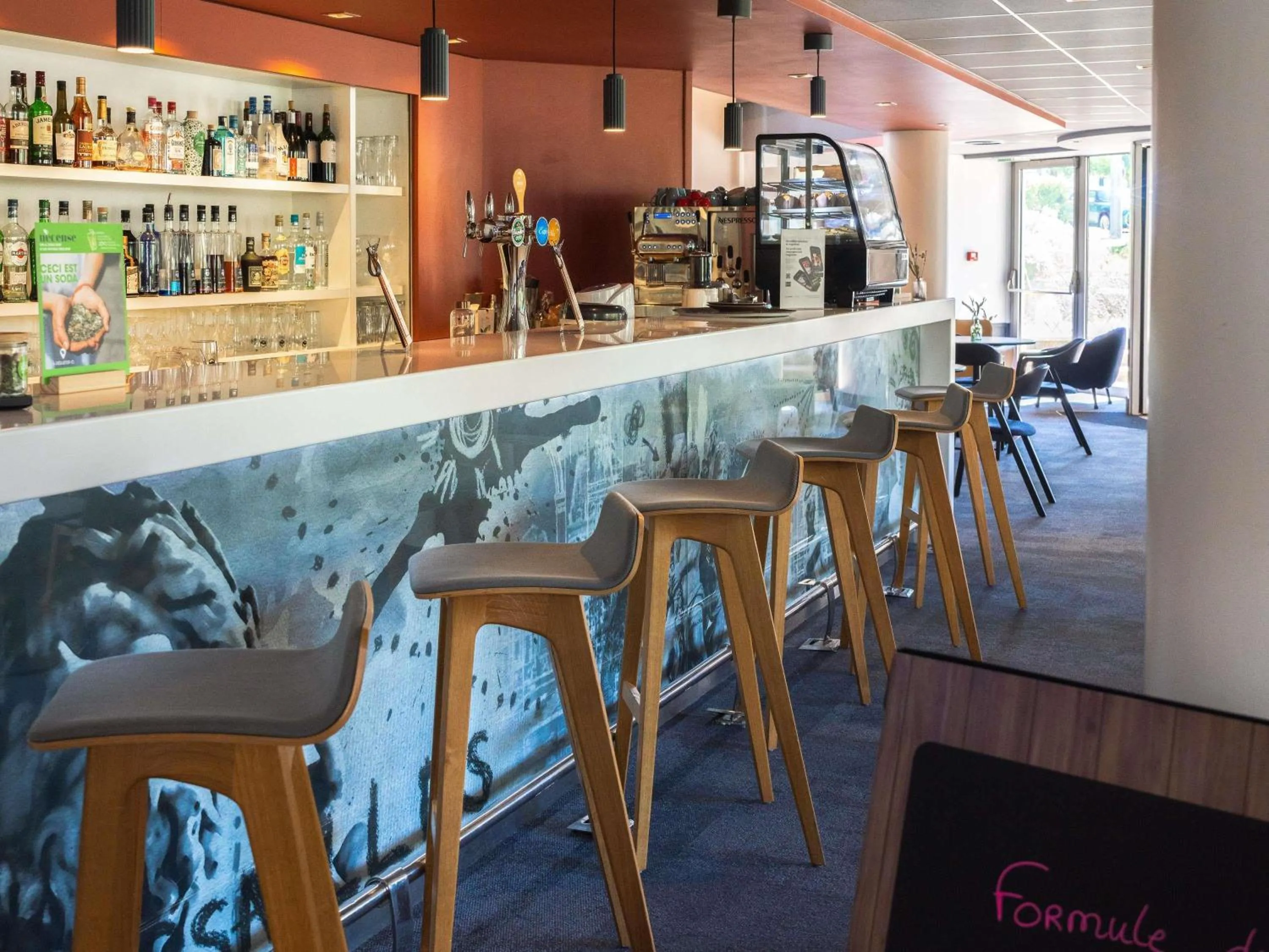 Lounge or bar in Novotel Château de Versailles