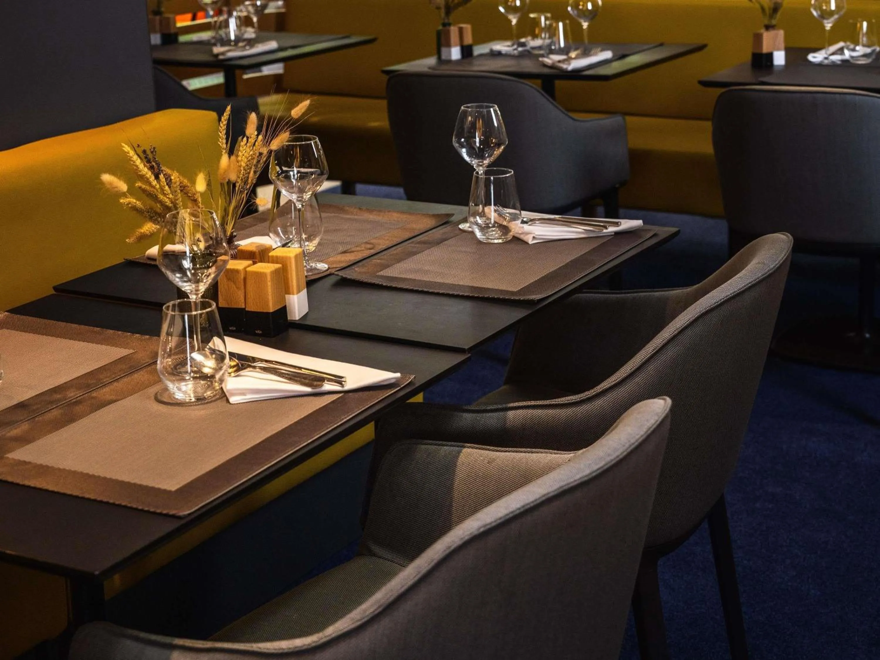 Restaurant/places to eat in Novotel Château de Versailles