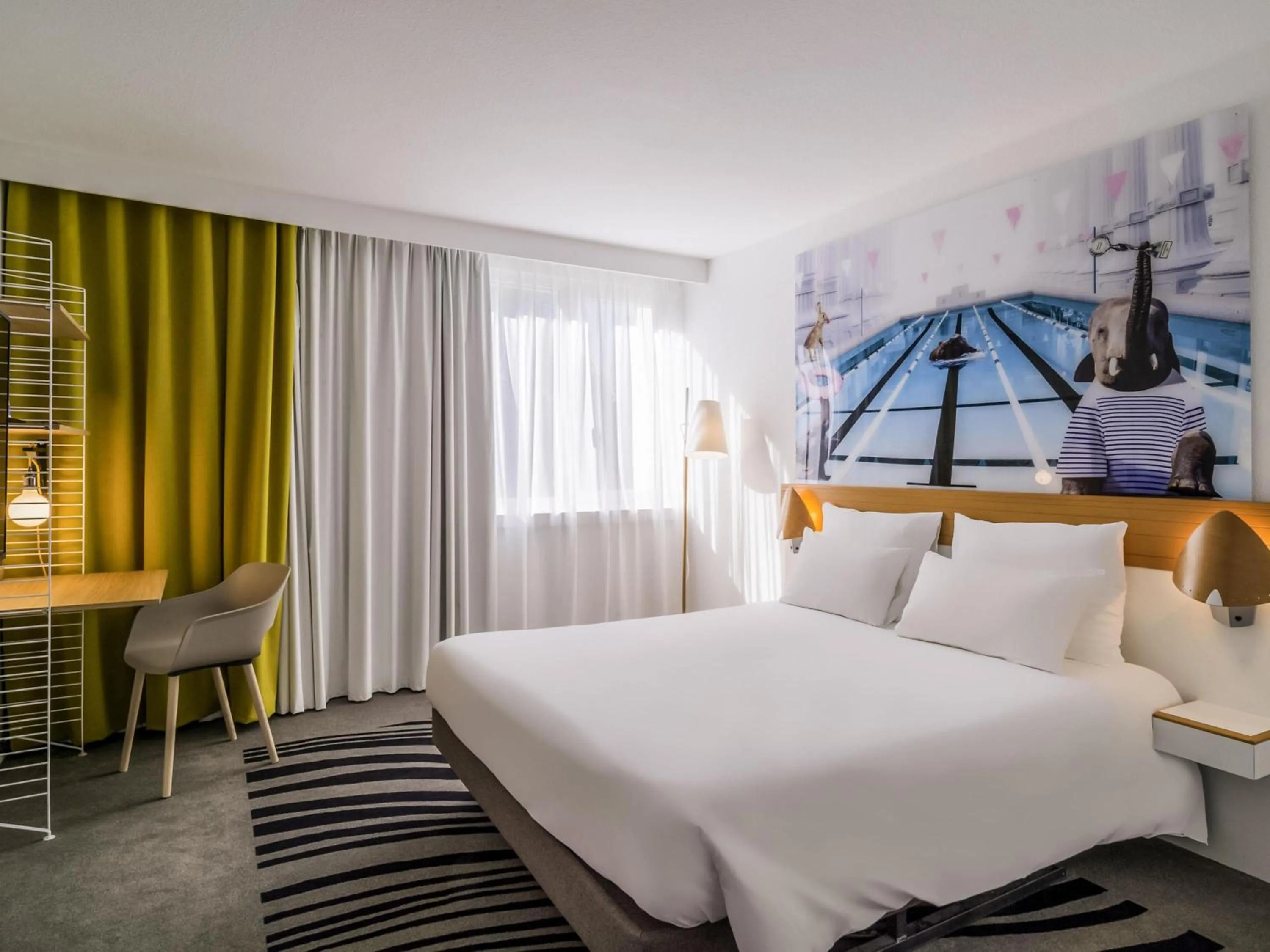 Property building, Bed in Novotel Paris Créteil Le Lac