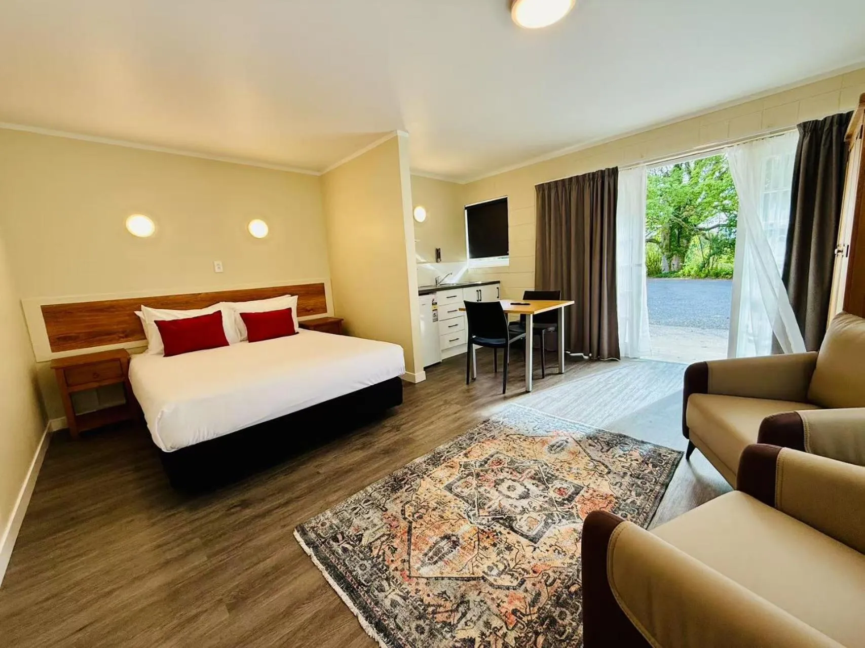 Bed in Colonial City Motel