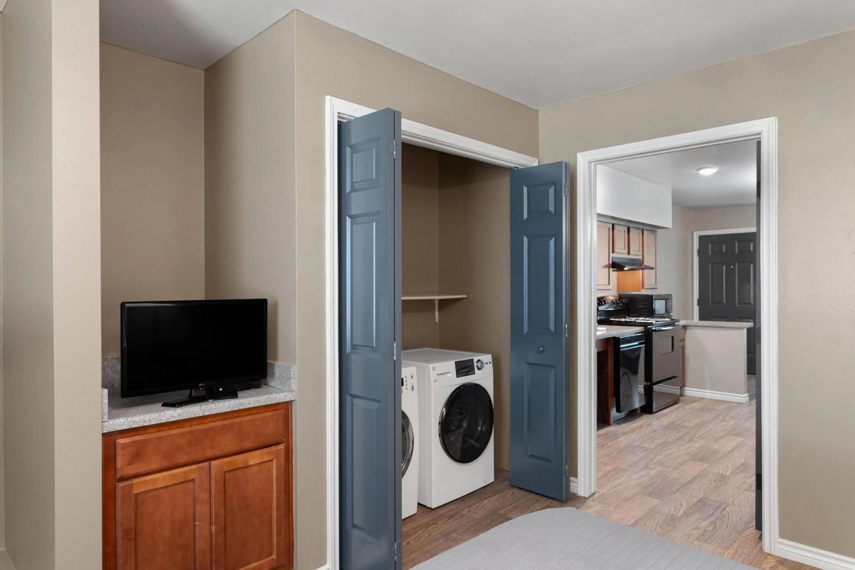 TV and multimedia in Eagle's Den Suites Andrews a Travelodge by Wyndham