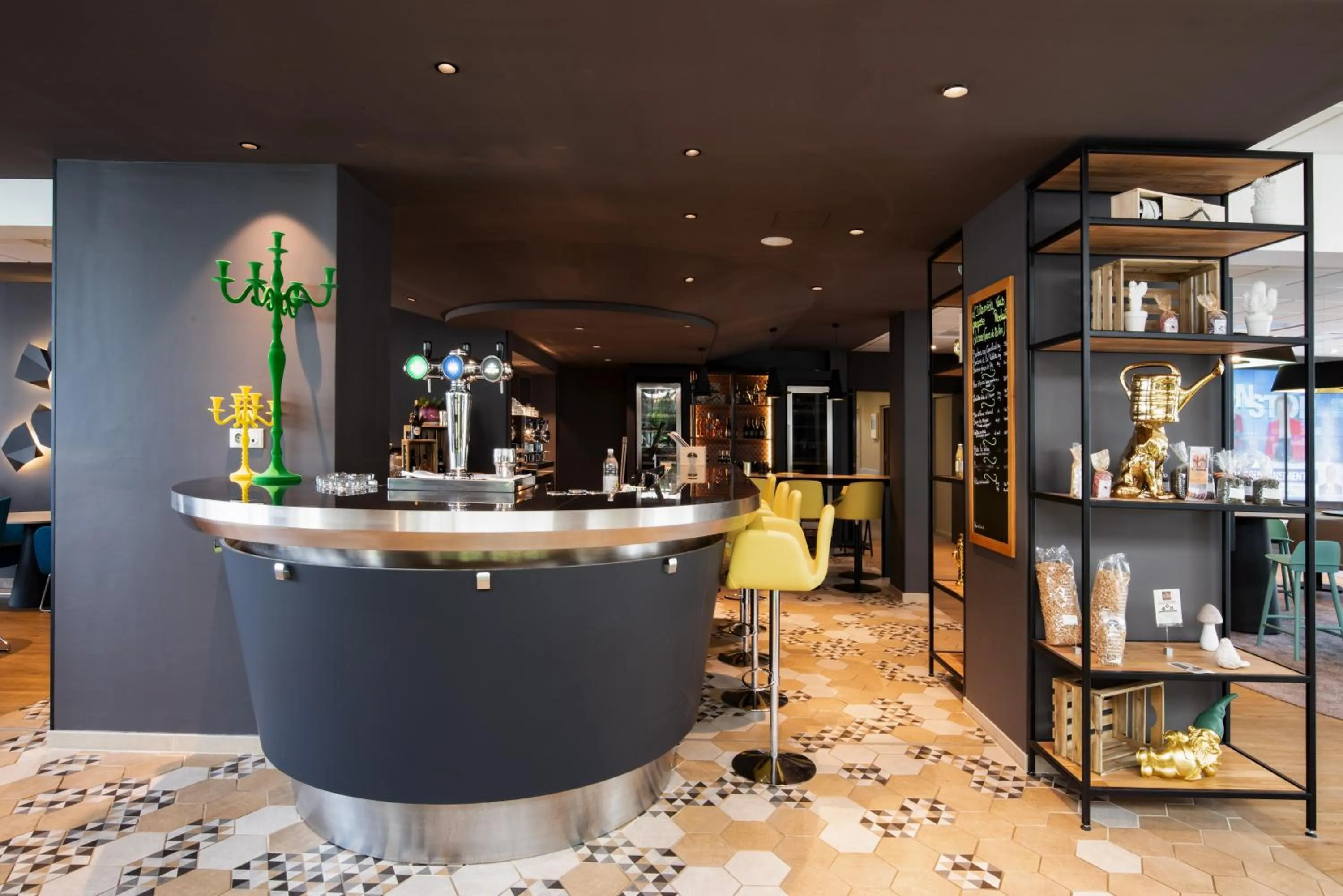 Lounge or bar in Hotel Novotel Evry Courcouronnes