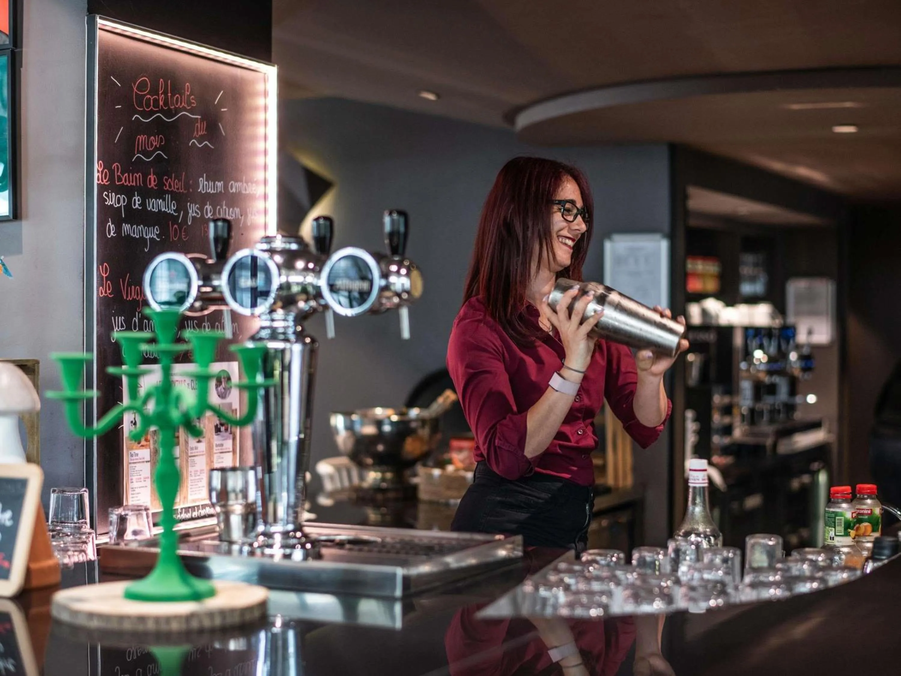 Lounge or bar in Hotel Novotel Evry Courcouronnes