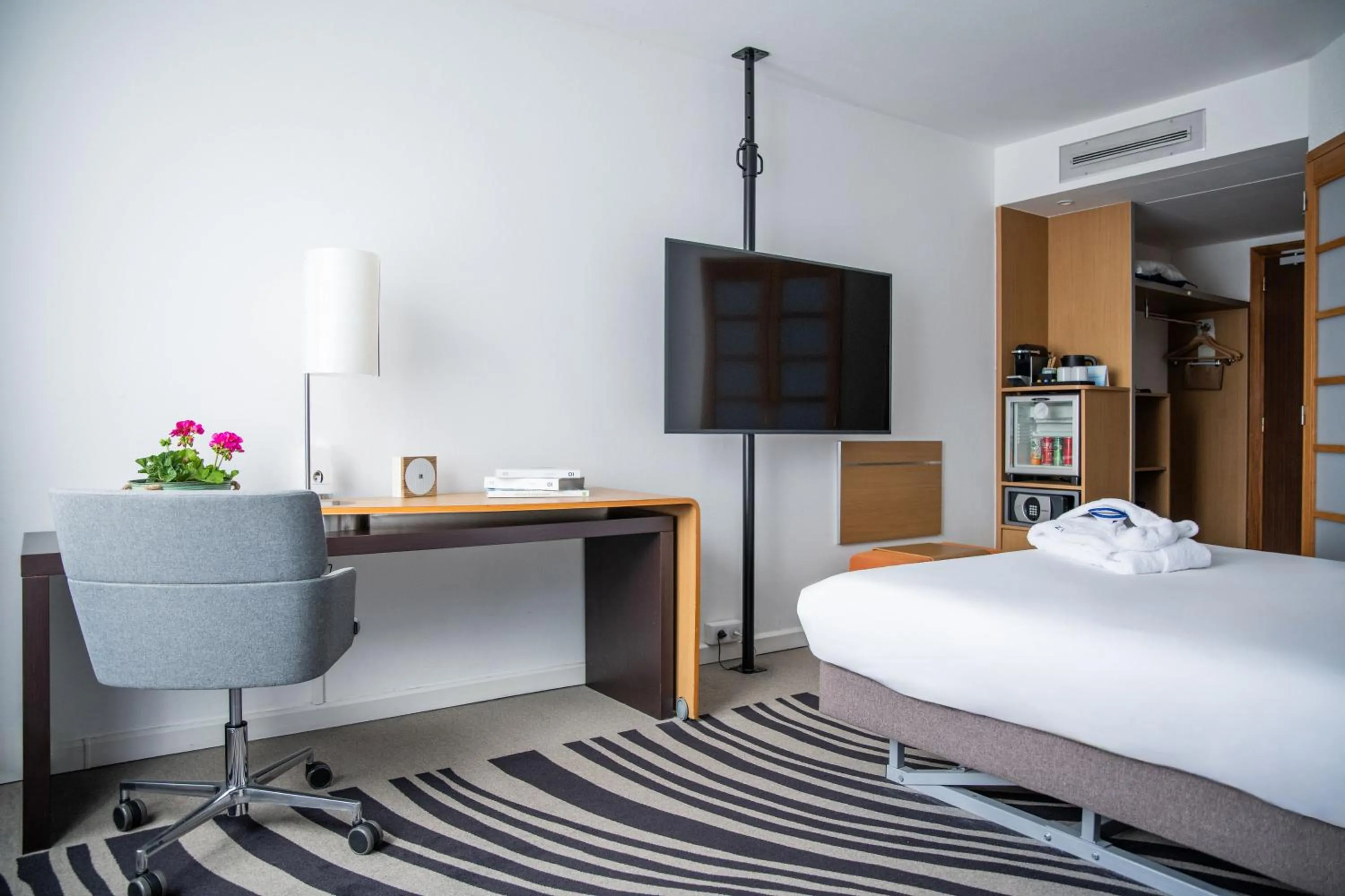 Photo of the whole room, Bed in Hotel Novotel Evry Courcouronnes