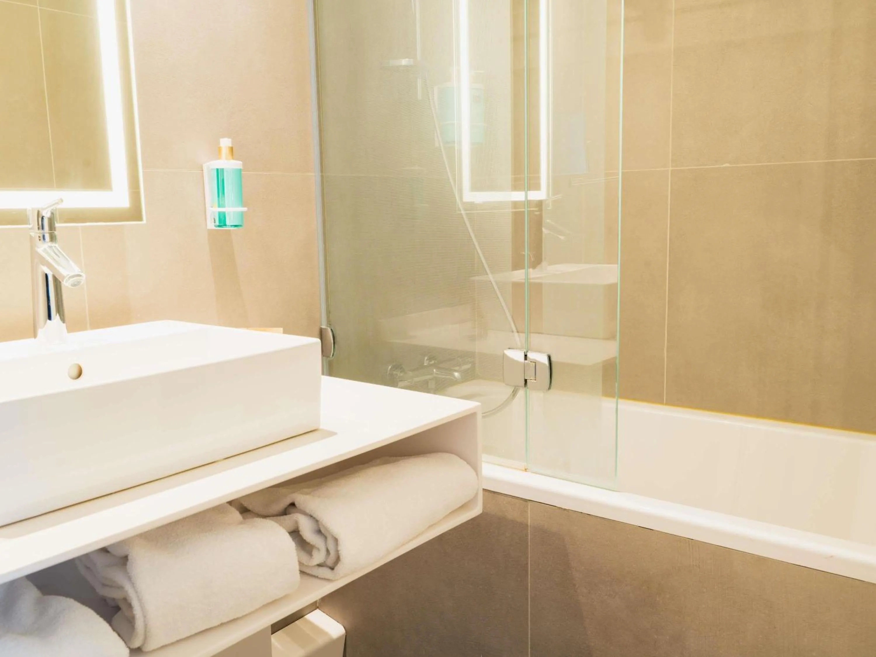 Bedroom in Novotel Valence Sud