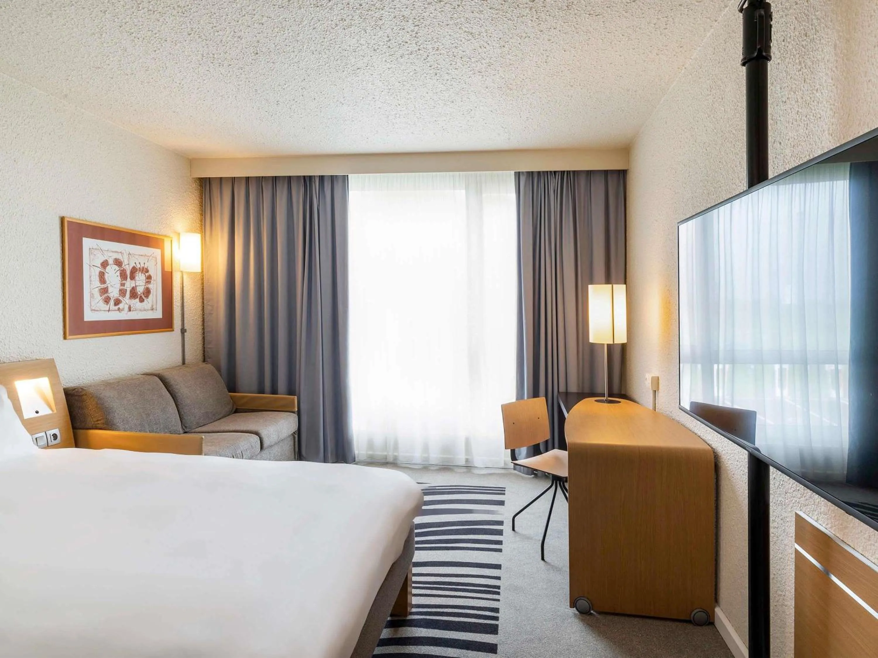 Bedroom, Bed in Hôtel Novotel Valenciennes