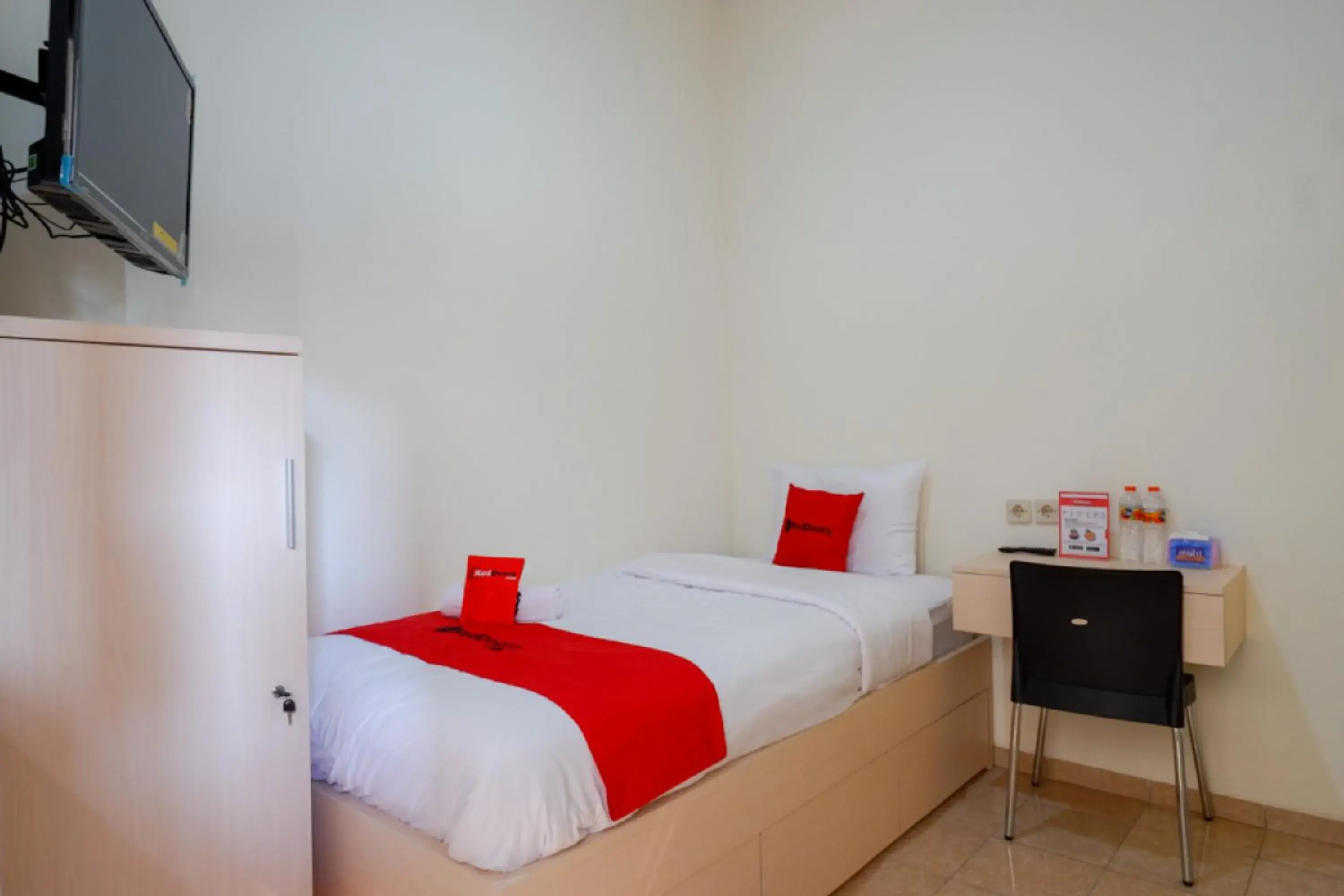 Single Room in RedDoorz near Alun Alun Kudus 2 Single Room in RedDoorz near Alun Alun Kudus 2
