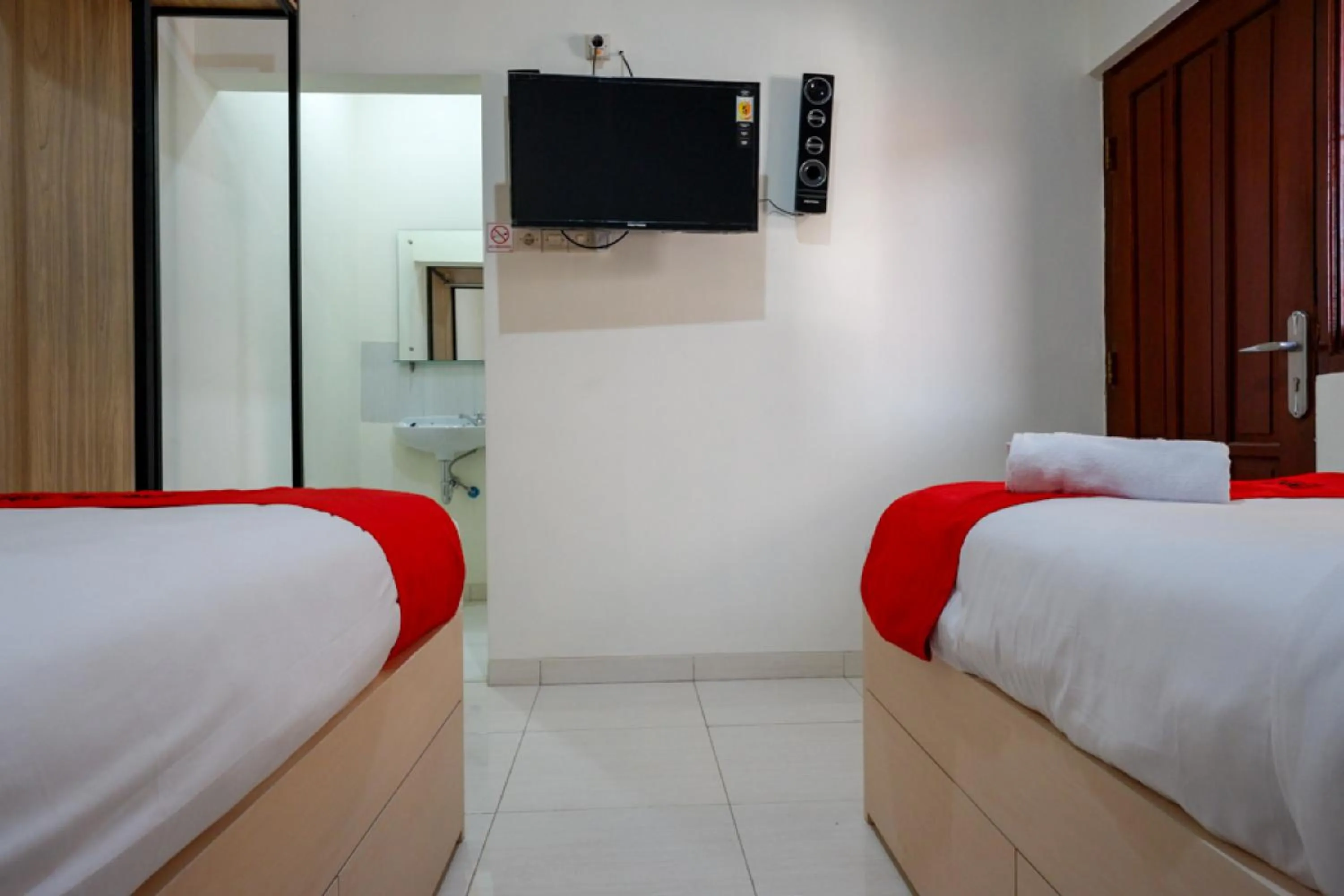 Bedroom, Bed in RedDoorz near Alun Alun Kudus 2