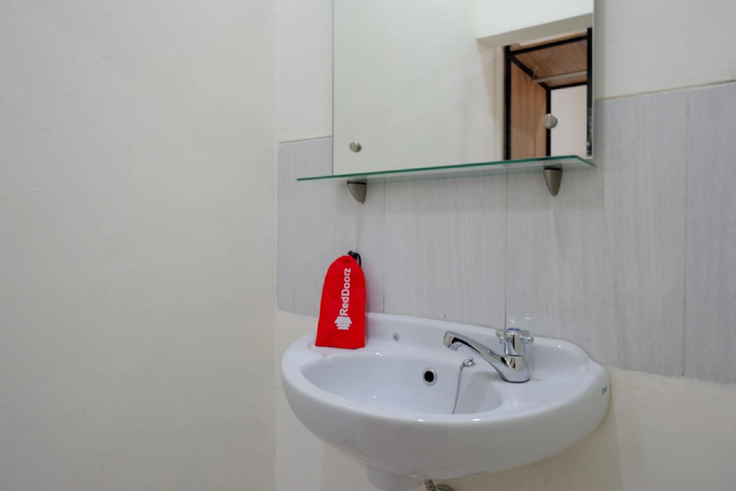 Bathroom in RedDoorz near Alun Alun Kudus 2