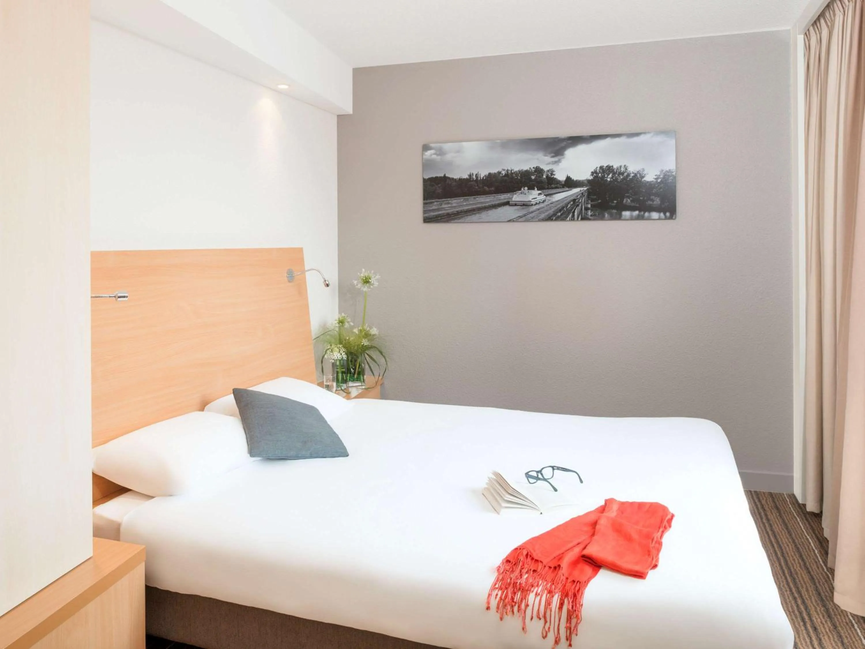 Photo of the whole room, Bed in Aparthotel Adagio Toulouse Centre Ramblas