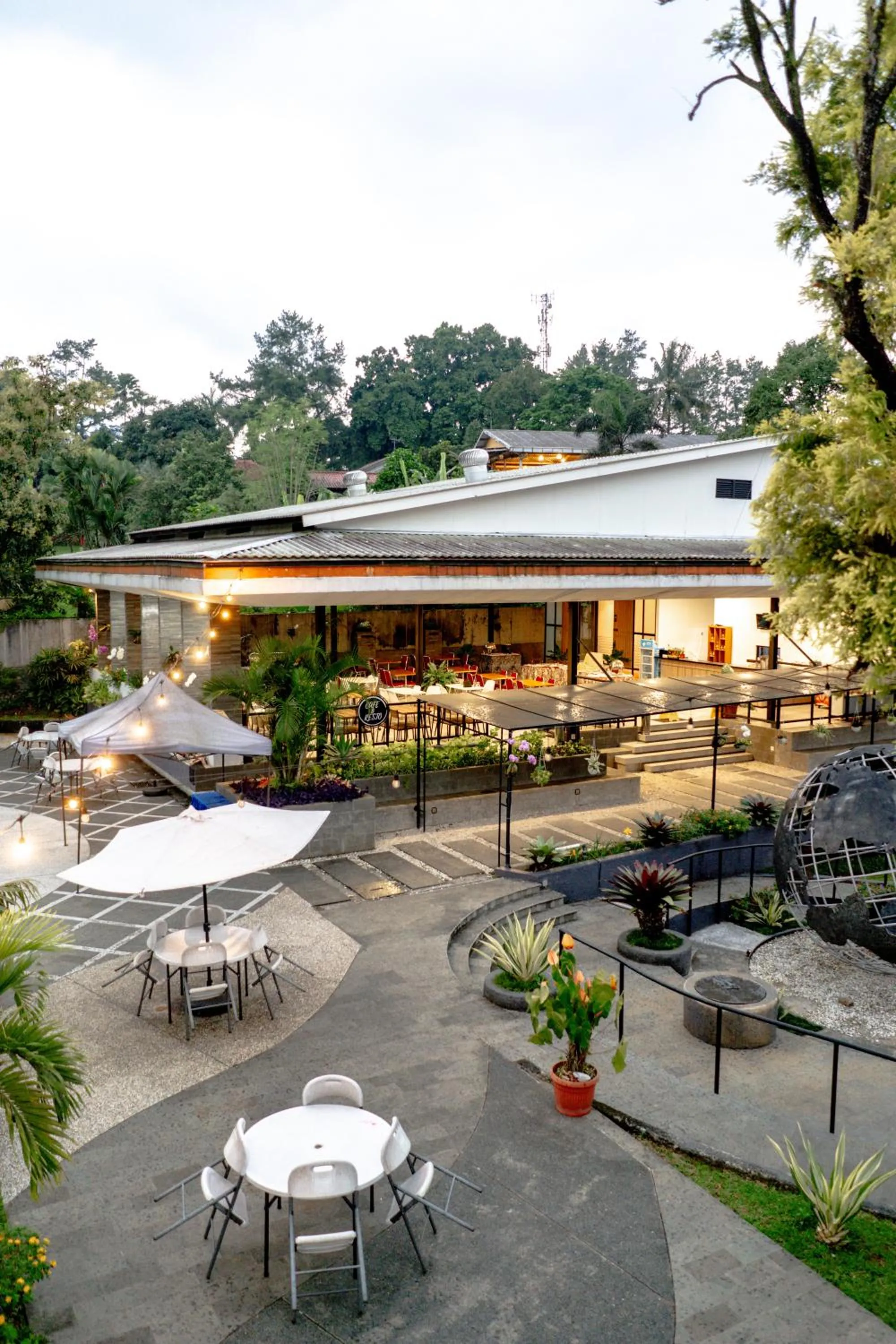 Restaurant/places to eat in HOTEL & WISMA BINTANG JADAYAT