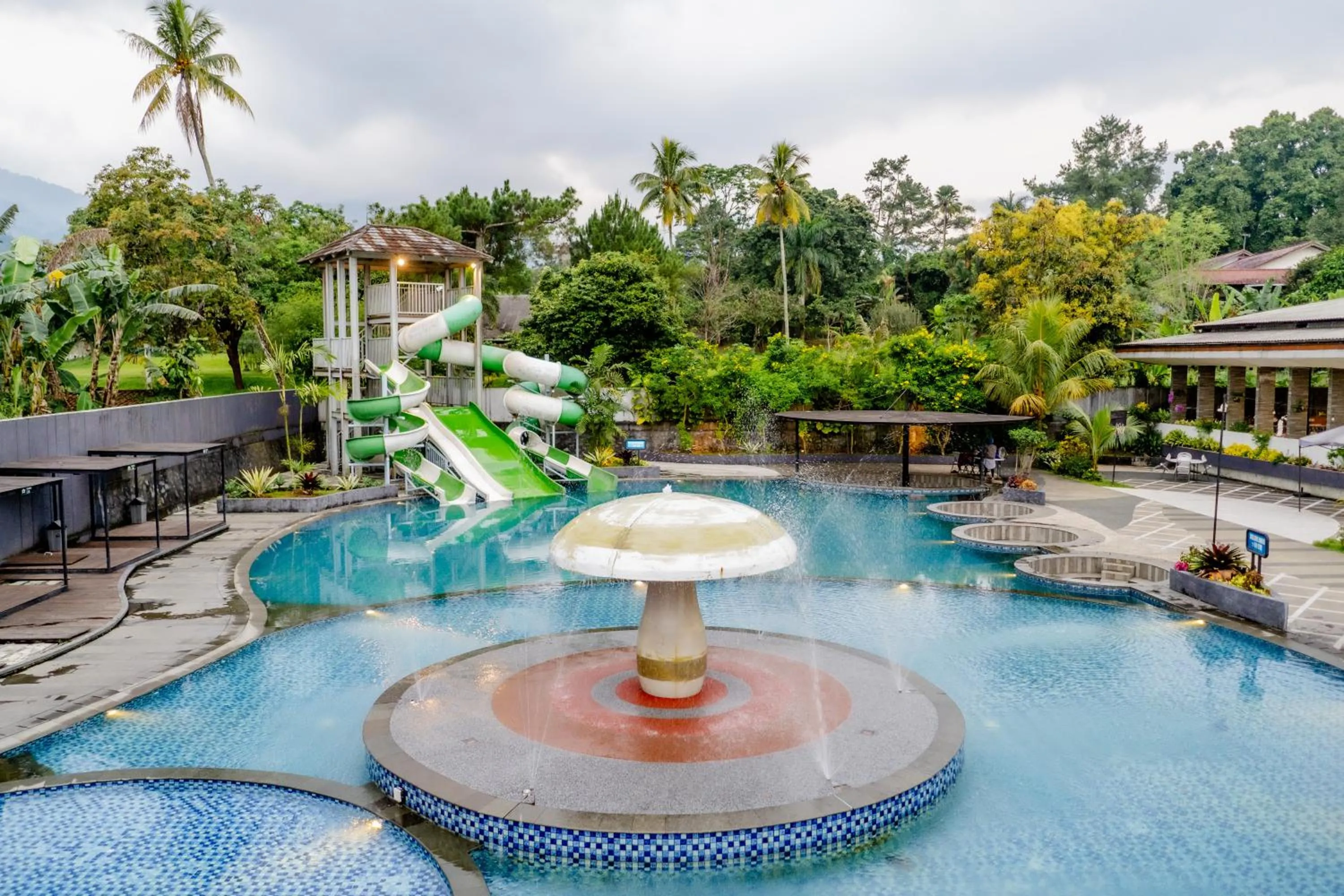 Swimming pool in HOTEL & WISMA BINTANG JADAYAT