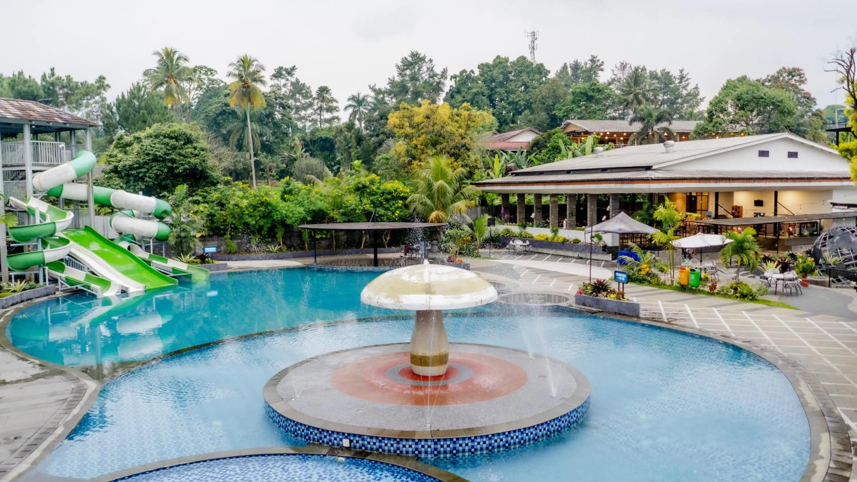 Swimming pool in HOTEL & WISMA BINTANG JADAYAT