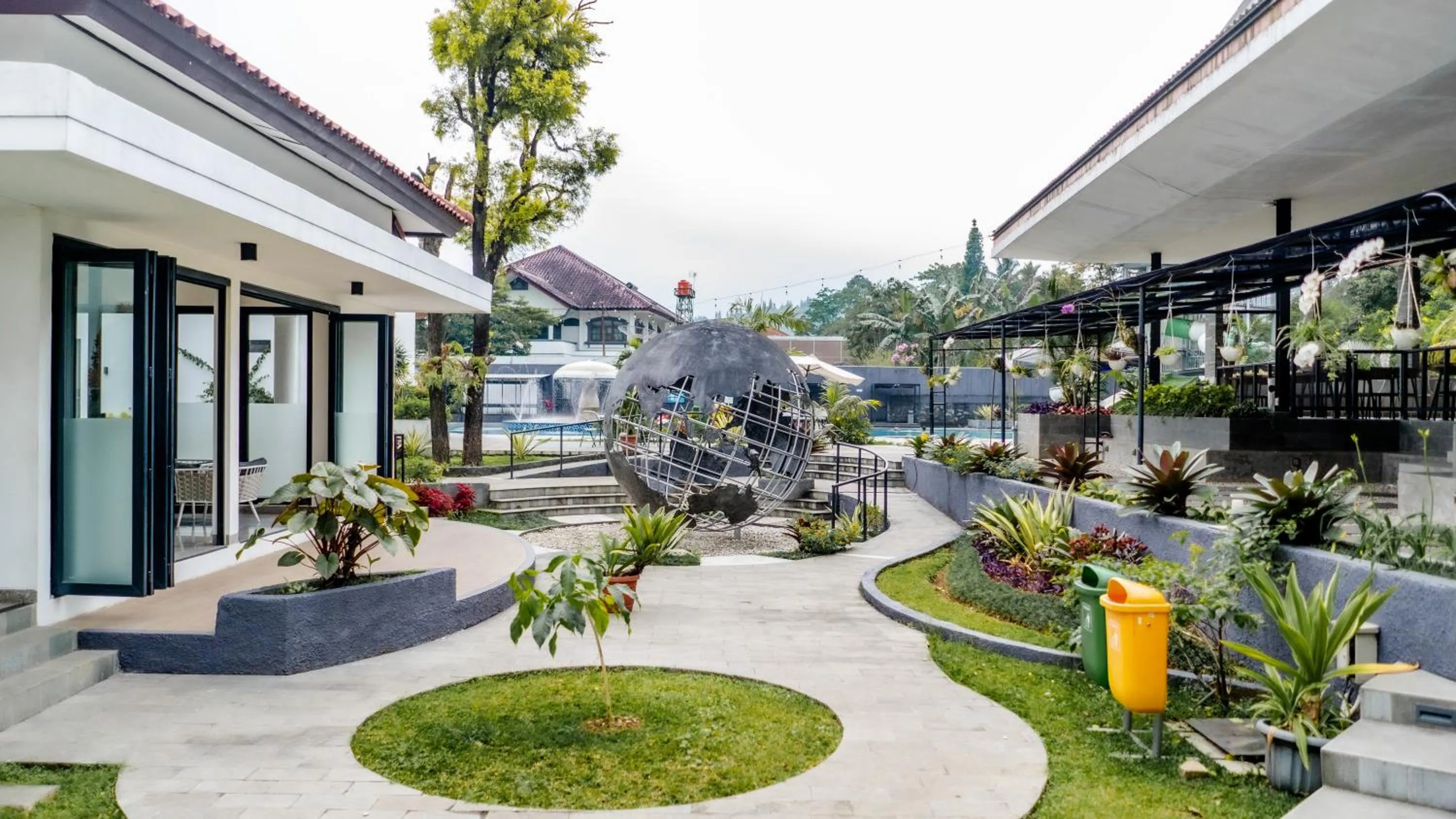 Garden in HOTEL & WISMA BINTANG JADAYAT