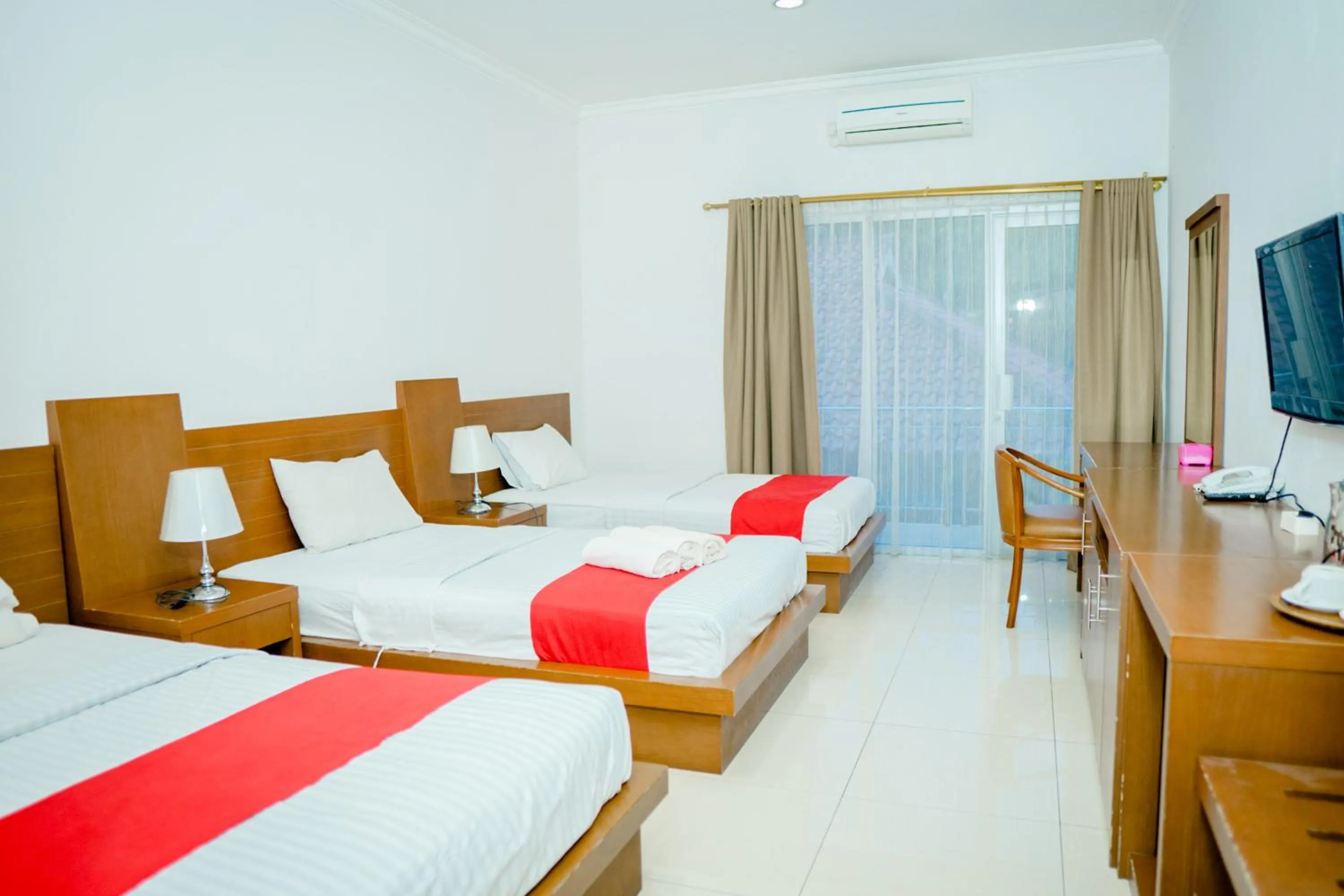 Bed in HOTEL & WISMA BINTANG JADAYAT