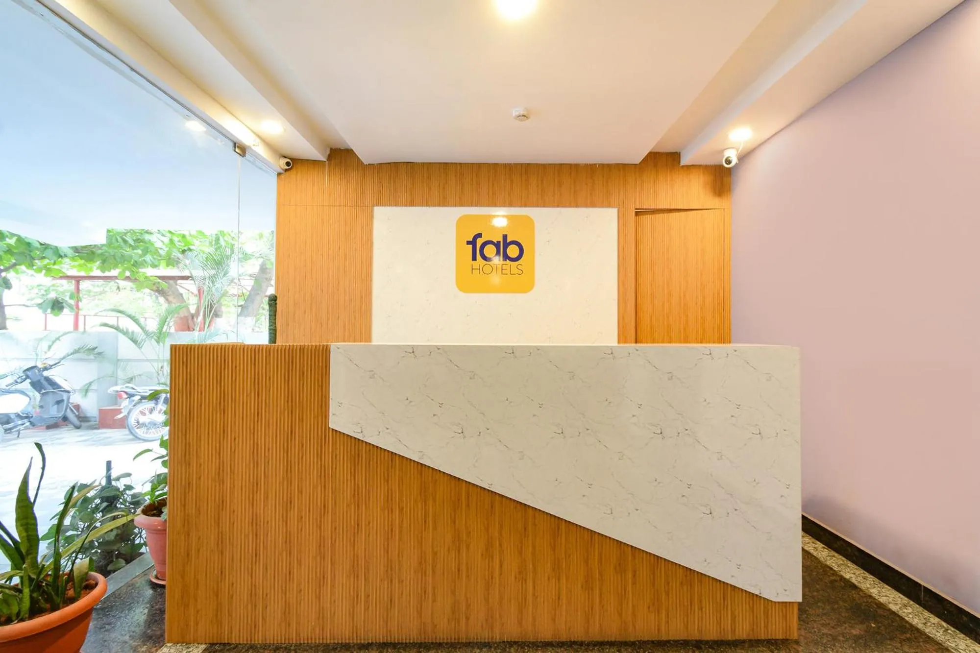 Lobby or reception in Fabhotel Cinco Primera Nr LV Prasad, Banjara Hills