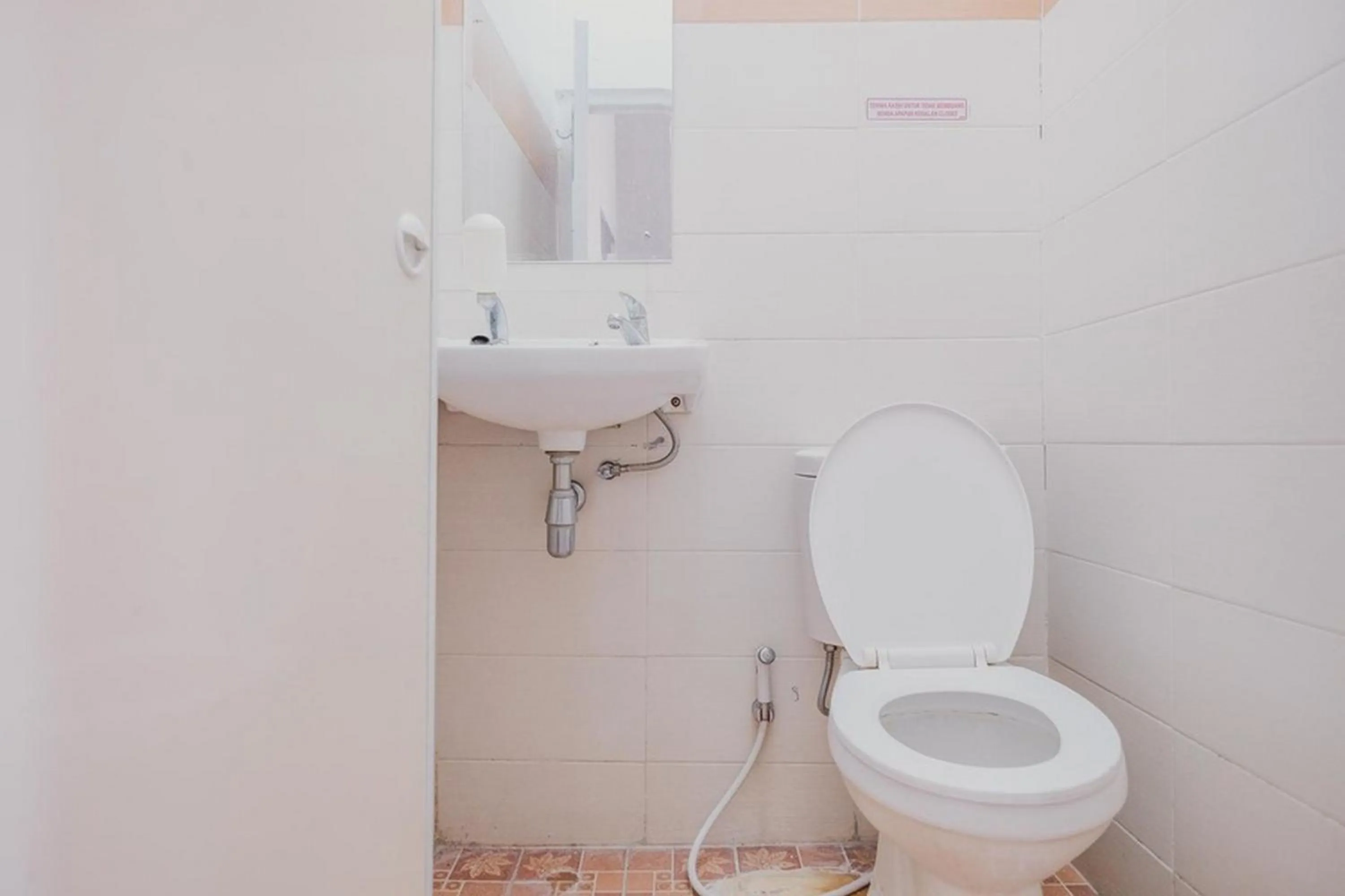 Bathroom in RedDoorz @ Jalan Hayam Wuruk Lampung 2