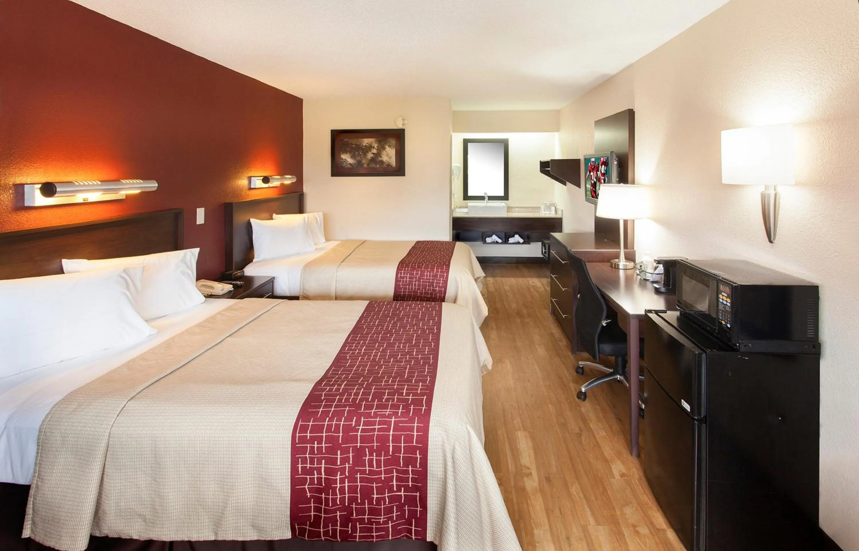 Photo of the whole room, Bed in Red Roof Inn PLUS+ Philadelphia Airport