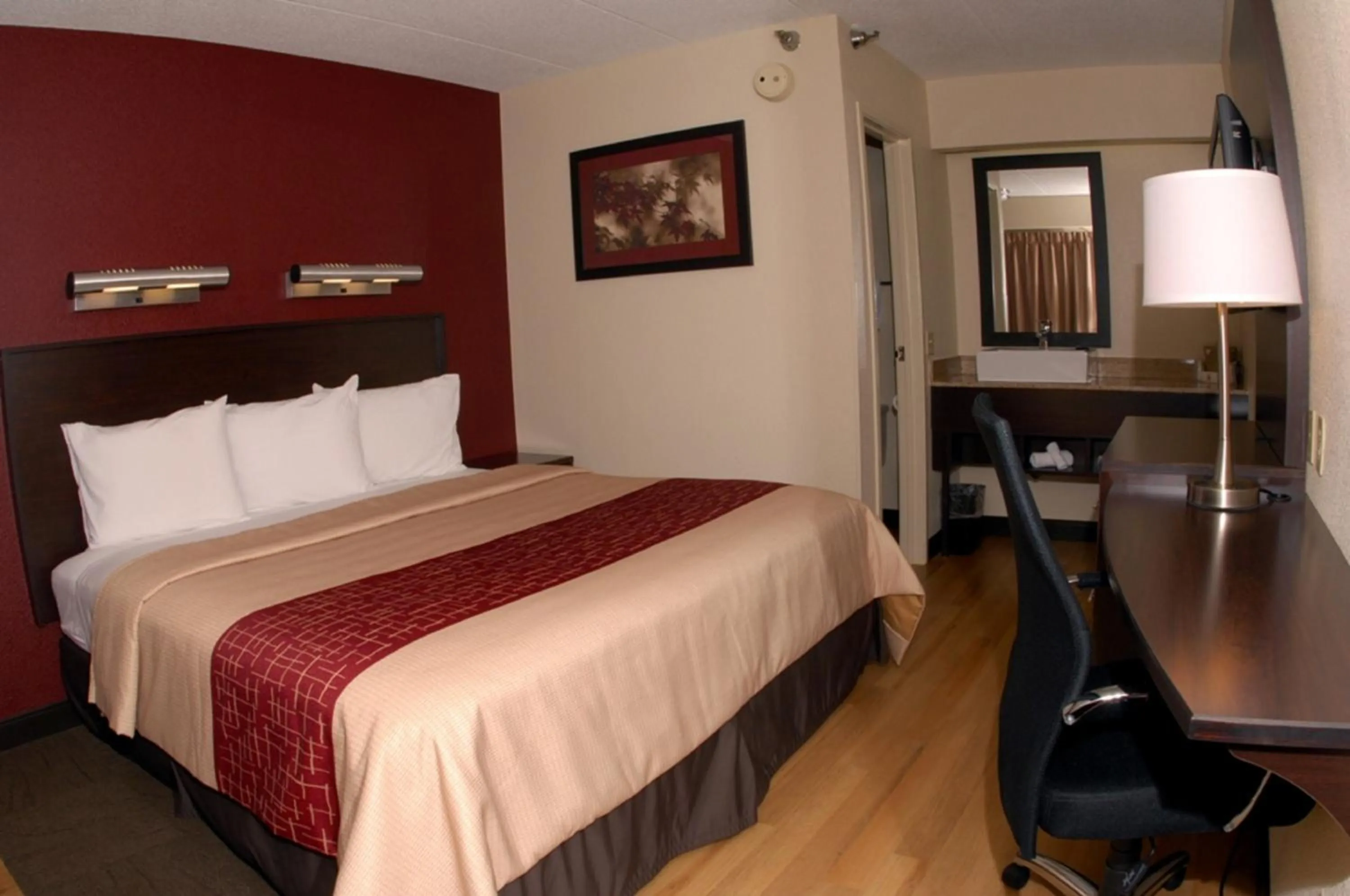 Photo of the whole room, Bed in Red Roof Inn PLUS+ Philadelphia Airport