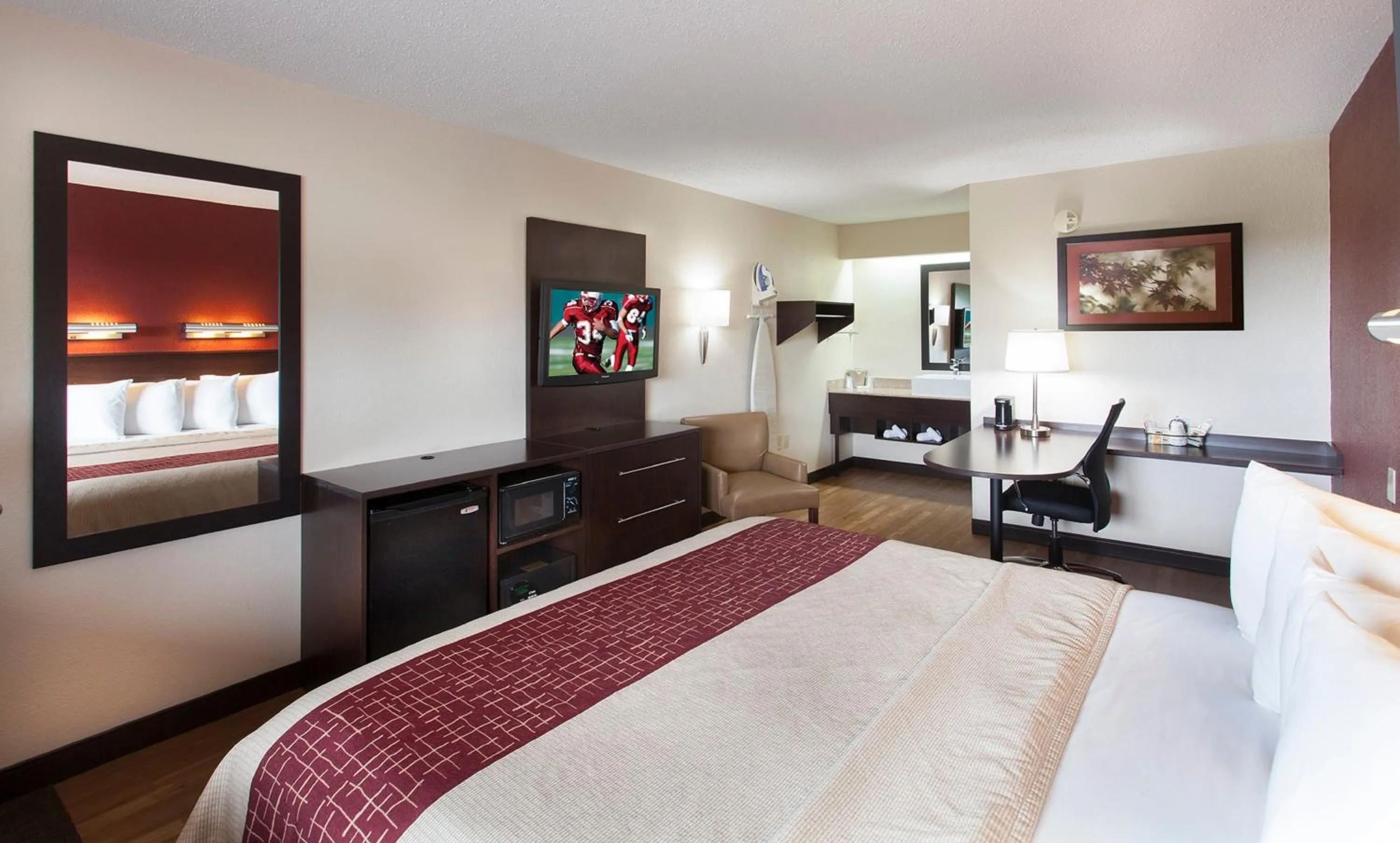 Photo of the whole room, Bed in Red Roof Inn PLUS+ Philadelphia Airport