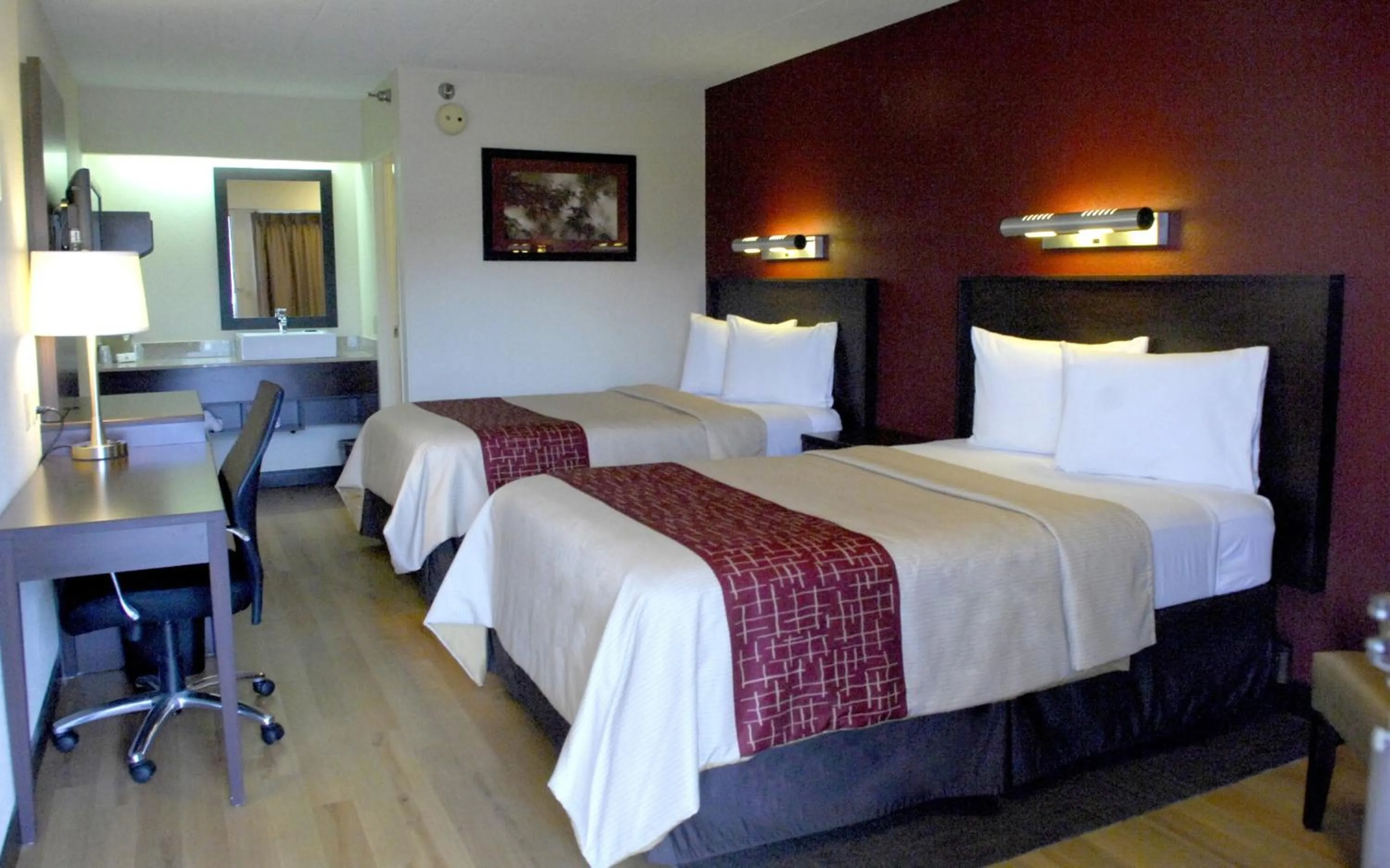 Photo of the whole room, Bed in Red Roof Inn PLUS+ Philadelphia Airport