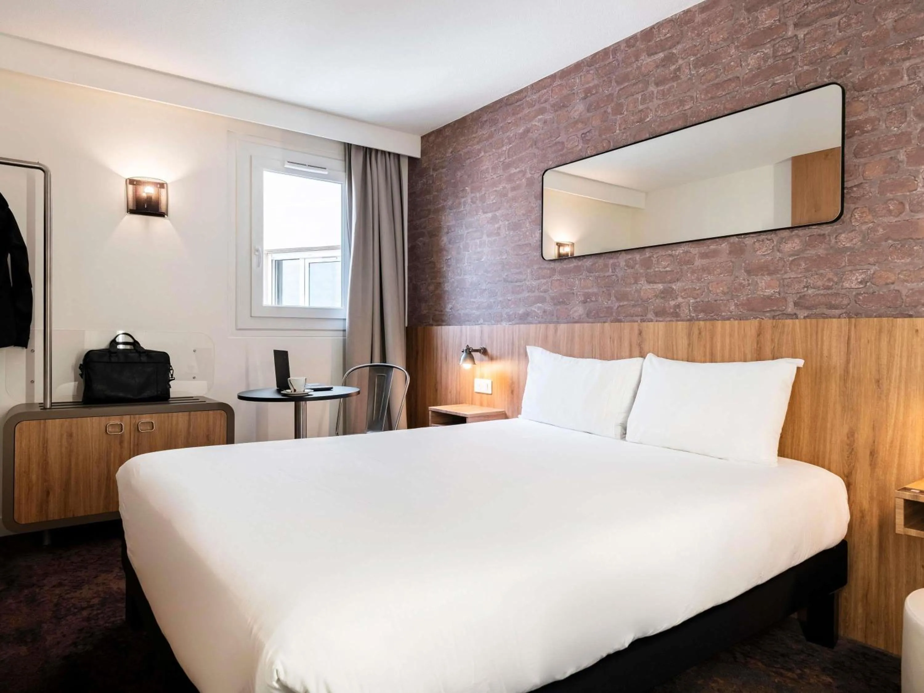 Standard One Double Bed in Ibis Styles Lyon Villeurbanne Parc de la Tête d'Or