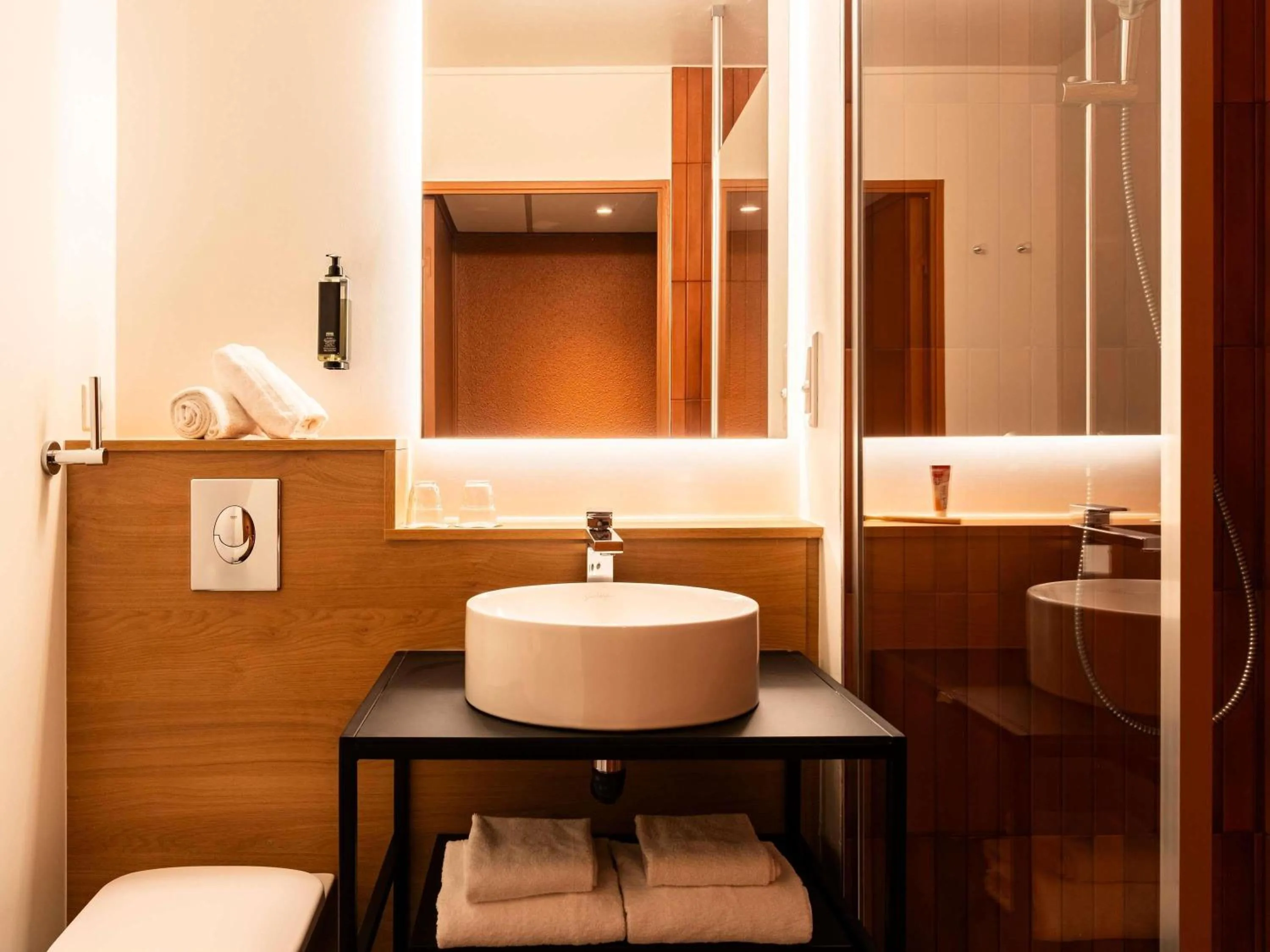 Toilet in Ibis Styles Lyon Villeurbanne Parc de la Tête d'Or