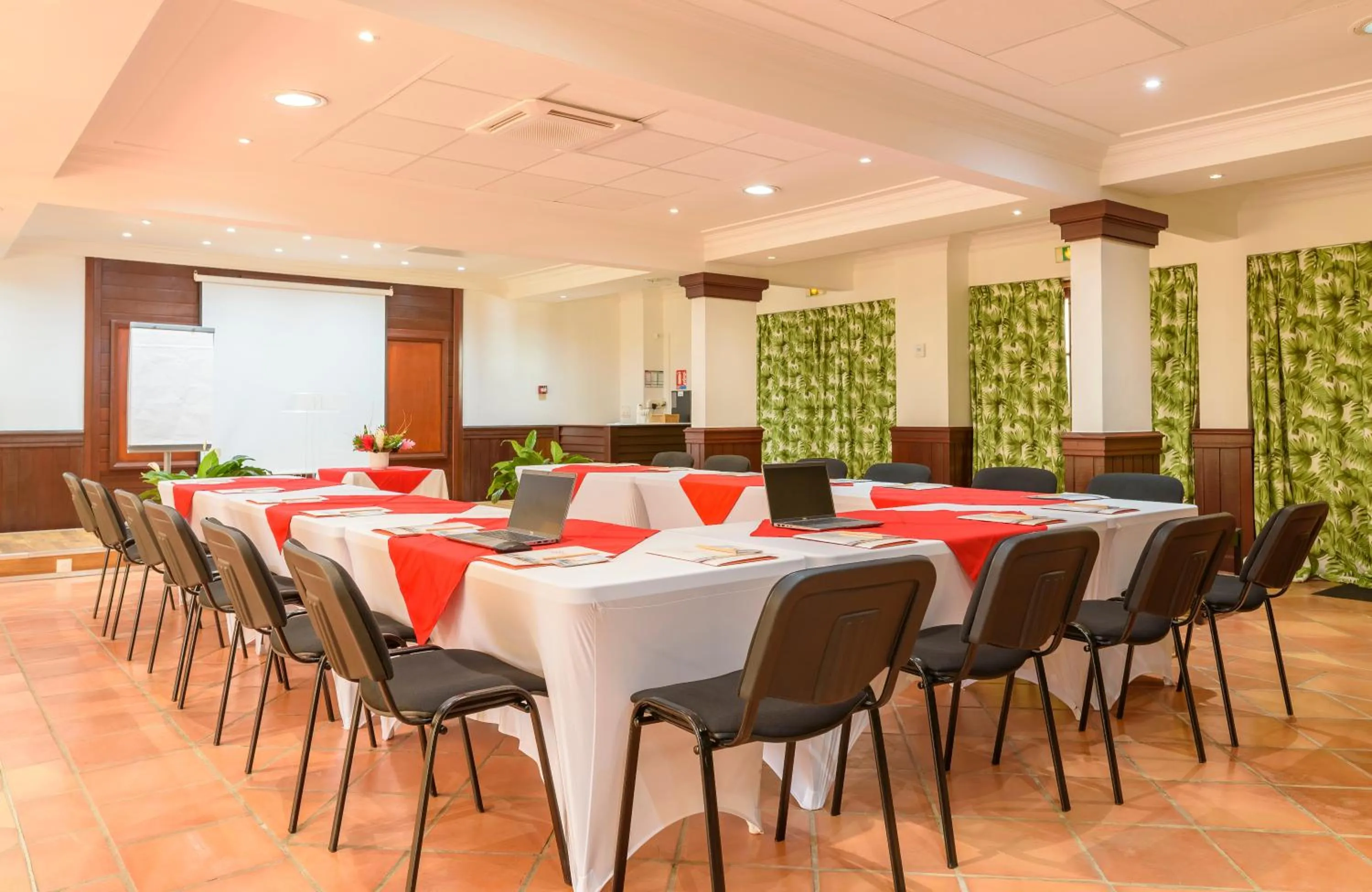 Restaurant/places to eat in Village Pierre & Vacances Sainte Anne