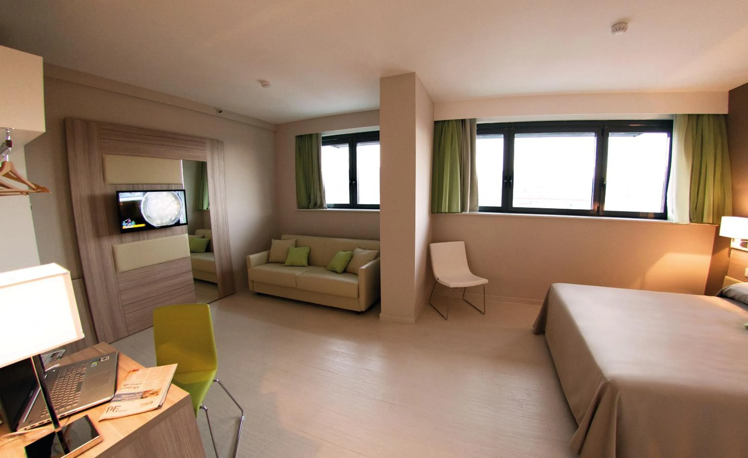 Day, Bed in Hotel Cristina