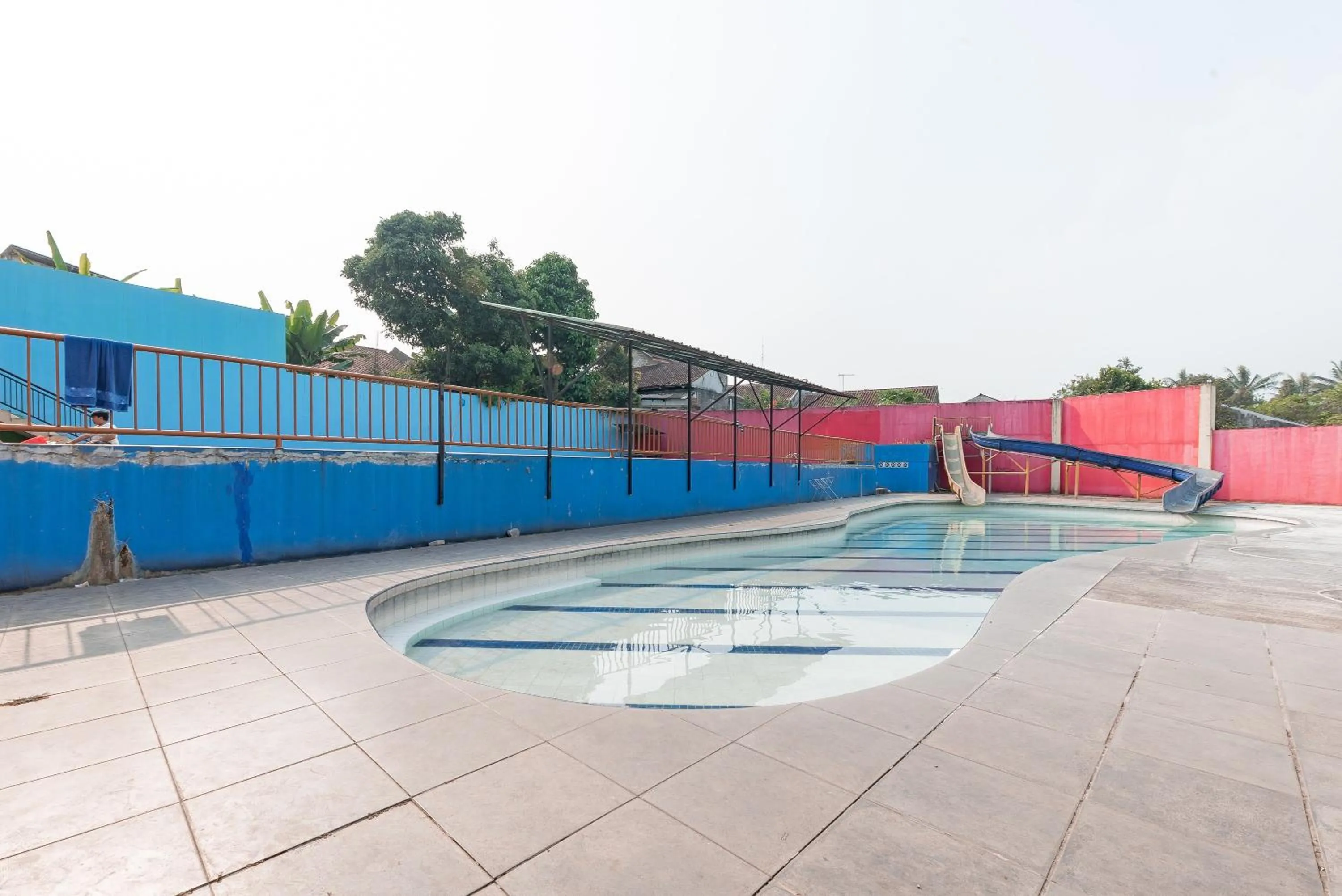 Swimming pool in RedDoorz Syariah At Cibadak Sukabumi