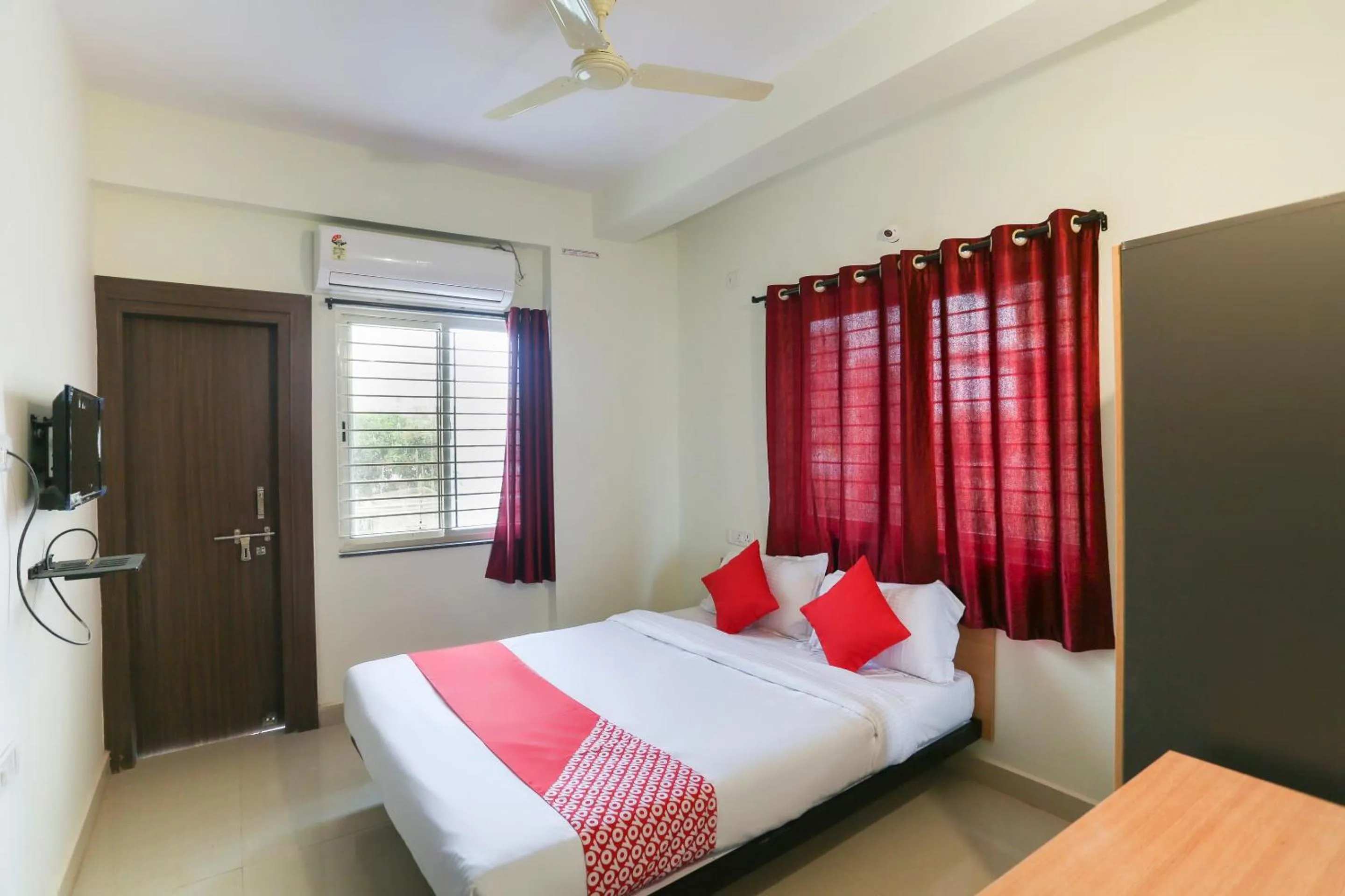 Bathroom, Bed in Super Hotel O Prashant Villa