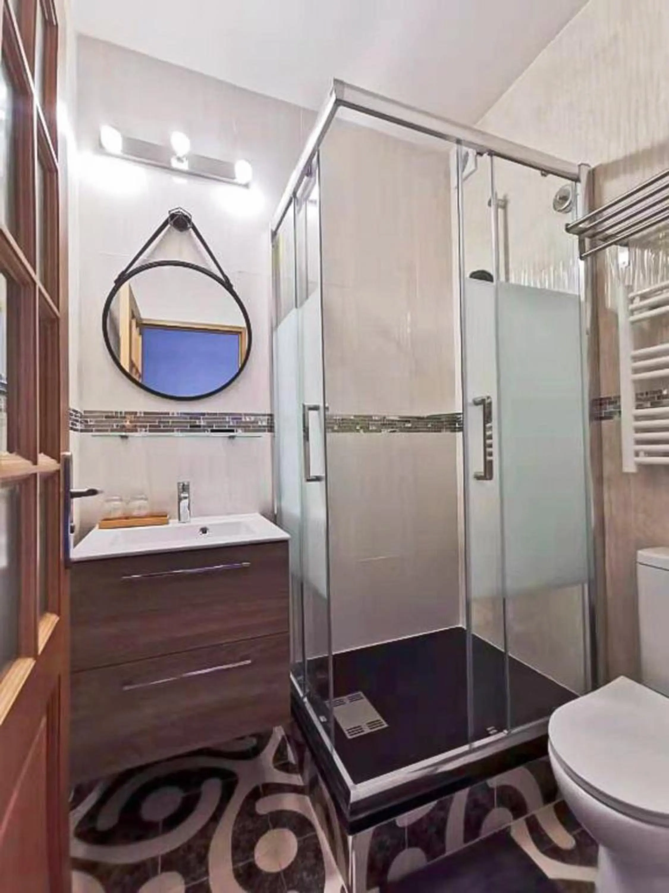 Toilet in La Maison Charentonneau