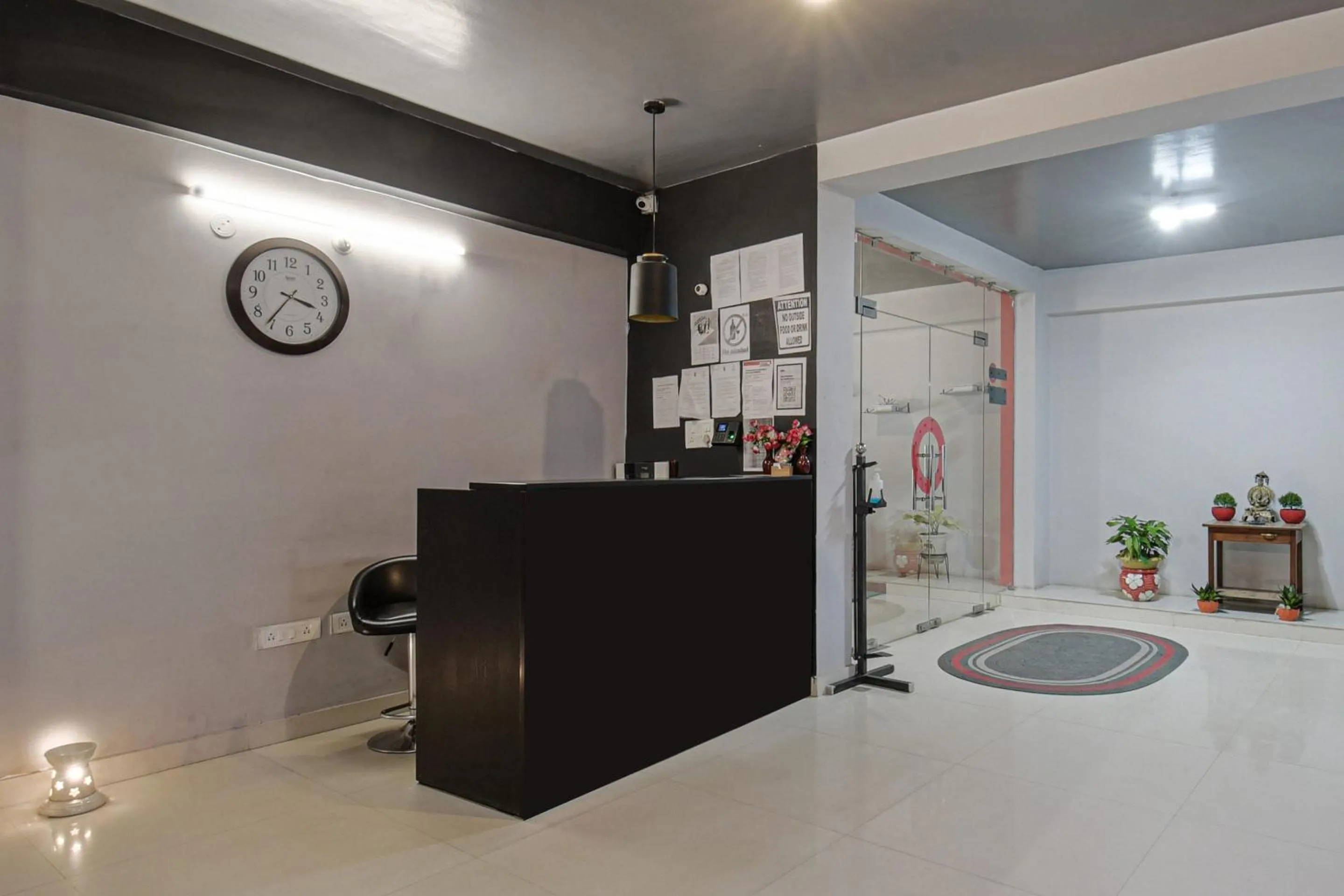 Lobby or reception in Super Townhouse Vidya Vihar