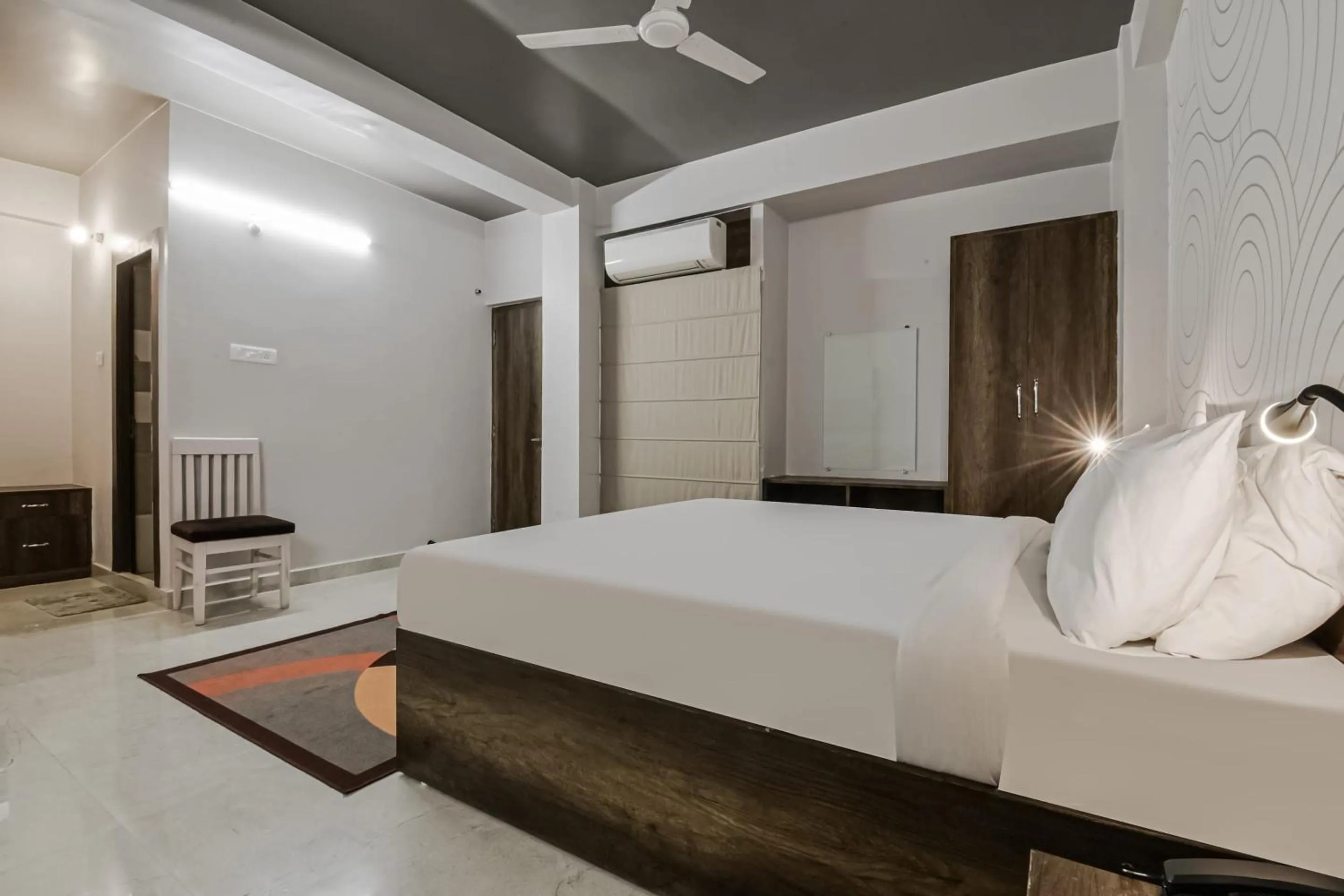 Bedroom, Bed in Super Townhouse Vidya Vihar
