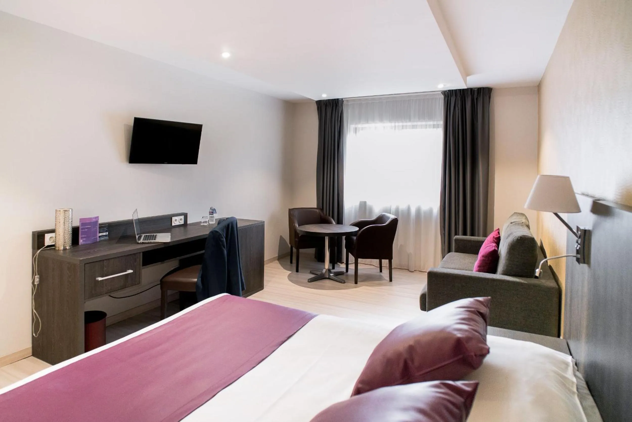 Photo of the whole room, Bed in Ariane Hôtel Fos sur Mer