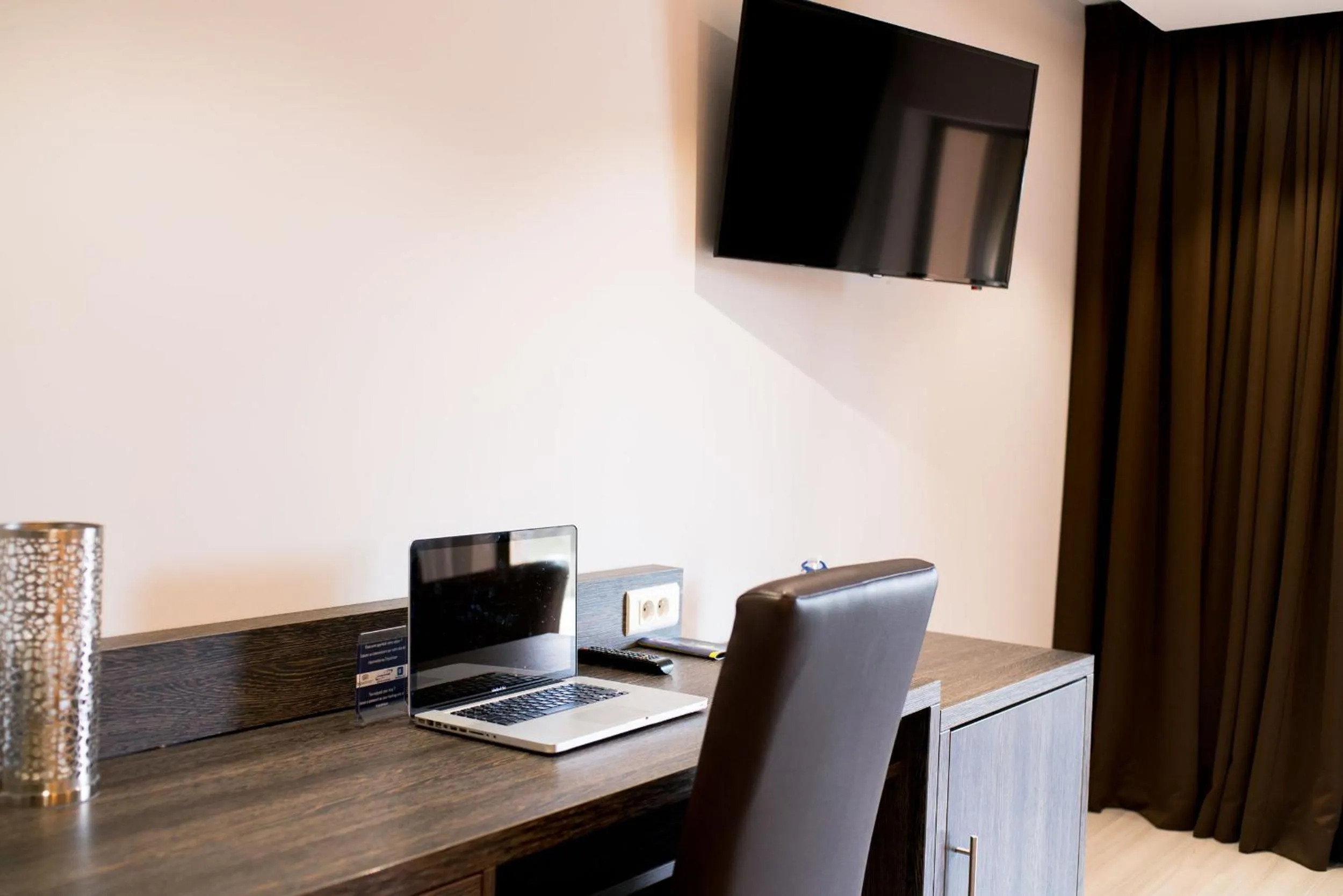 TV and multimedia in Ariane Hôtel Fos sur Mer