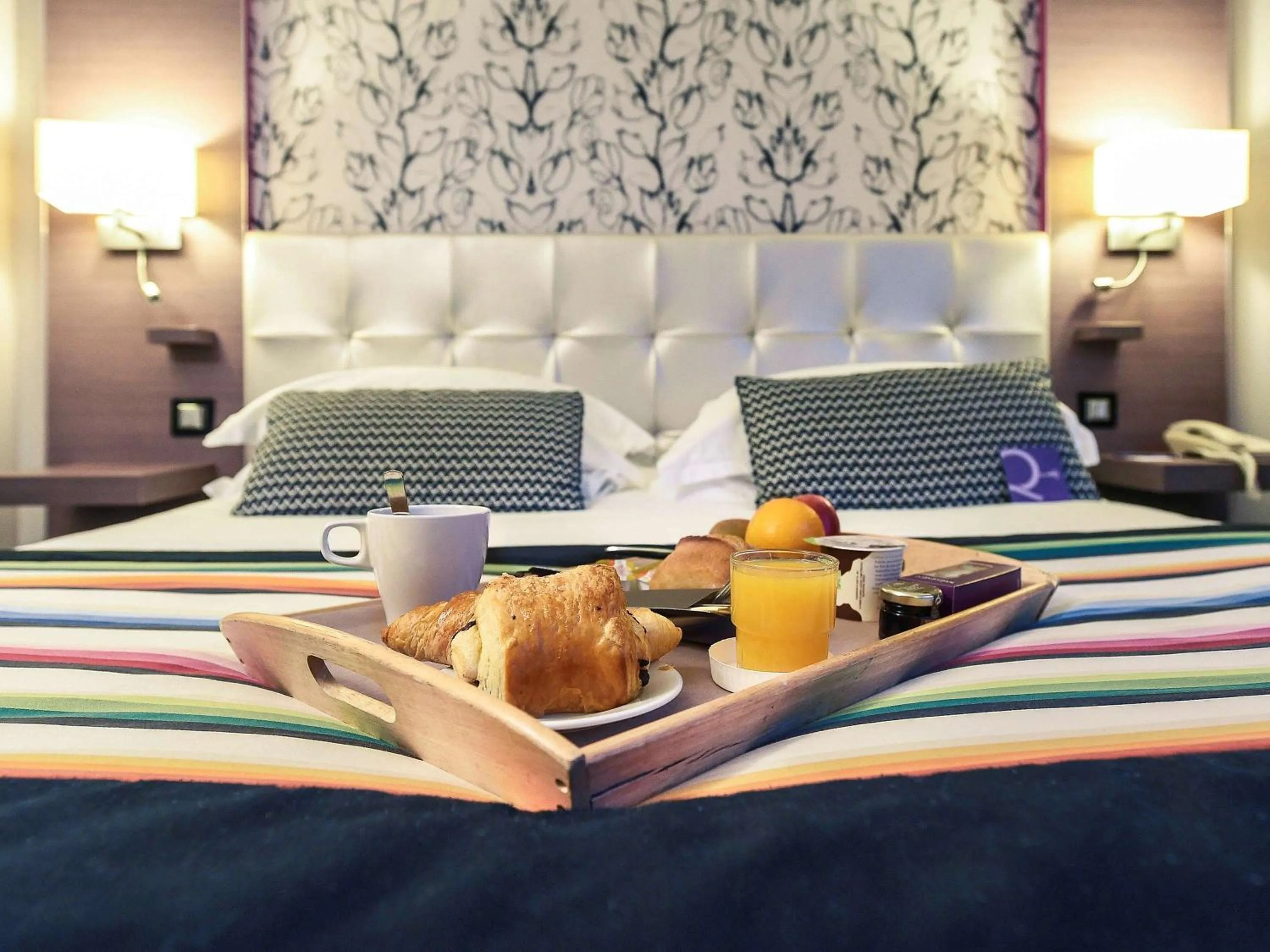 Photo of the whole room, Bed in Mercure Dijon Centre Clemenceau