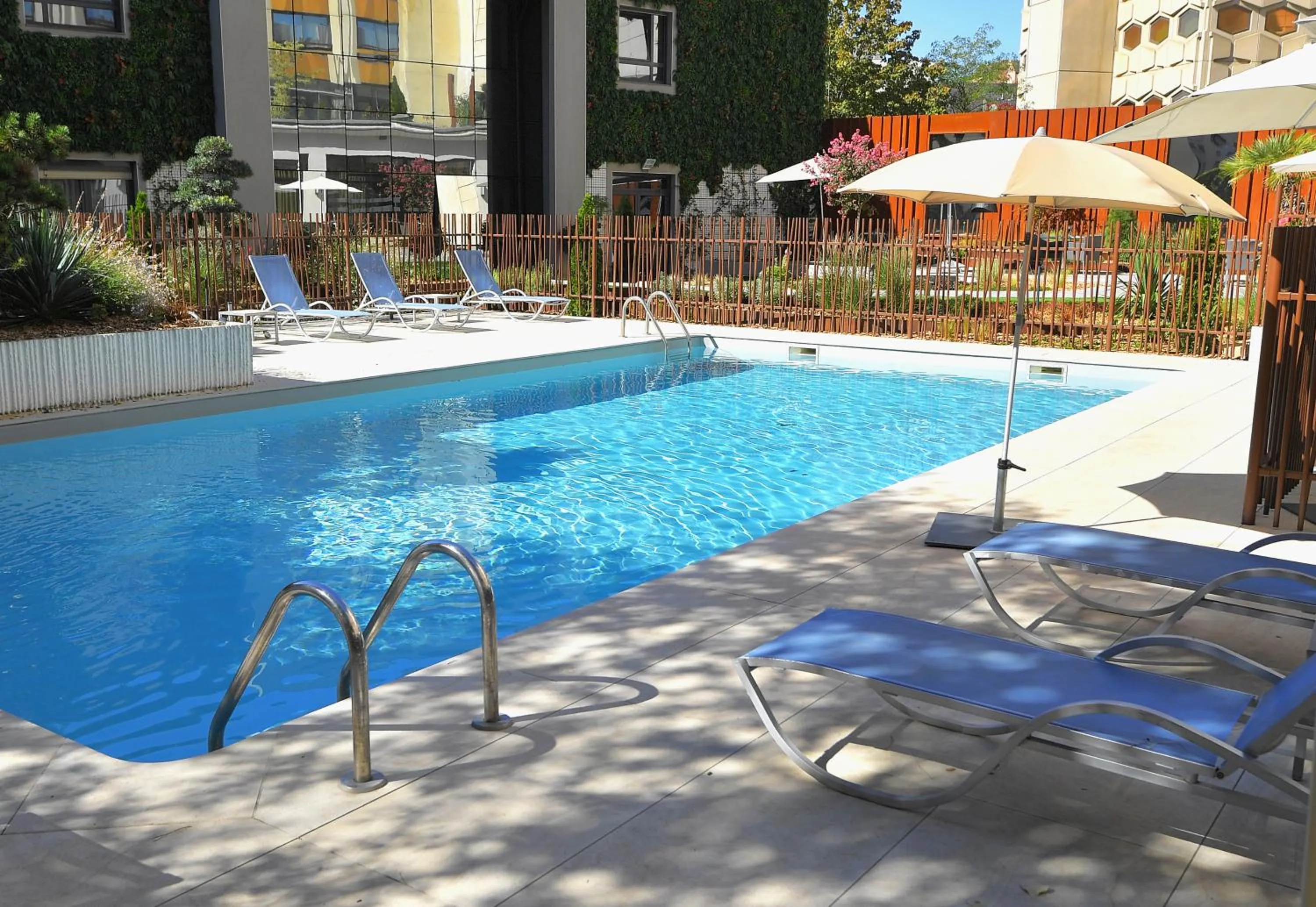 Swimming pool in Mercure Dijon Centre Clemenceau