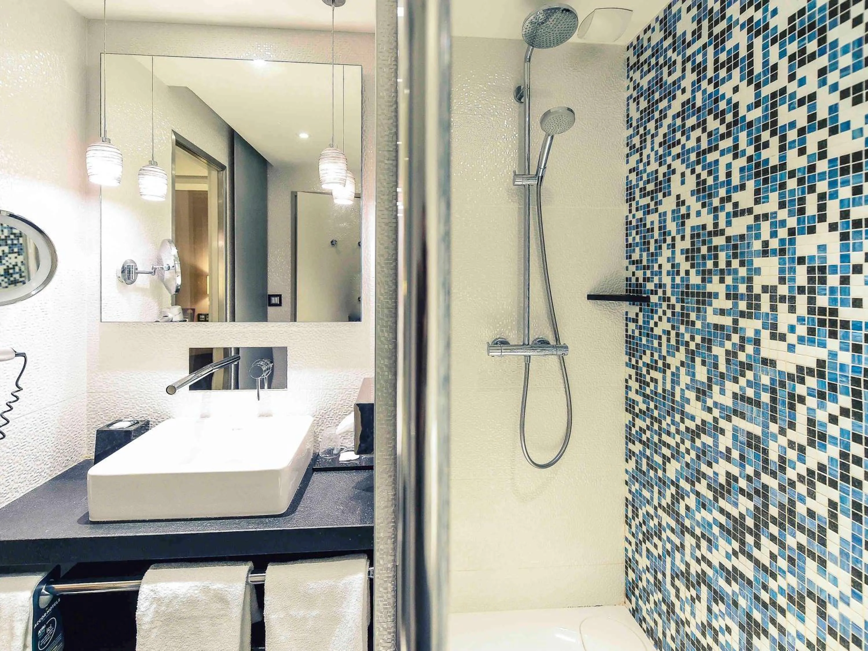 Photo of the whole room in Mercure Dijon Centre Clemenceau