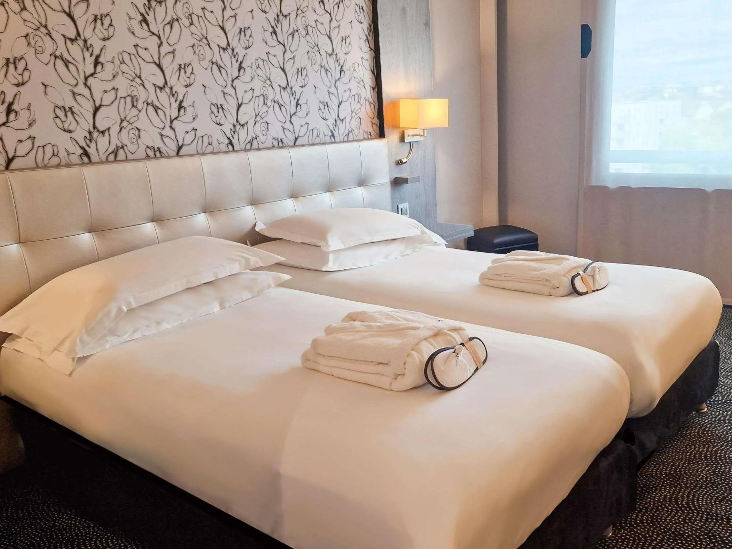 Bedroom, Bed in Mercure Dijon Centre Clemenceau