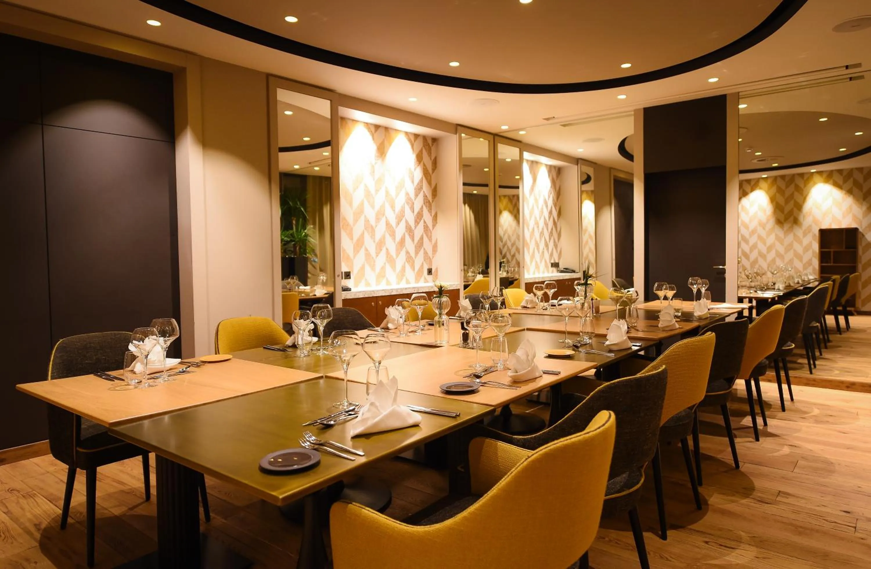 Communal lounge/ TV room in Mercure Dijon Centre Clemenceau