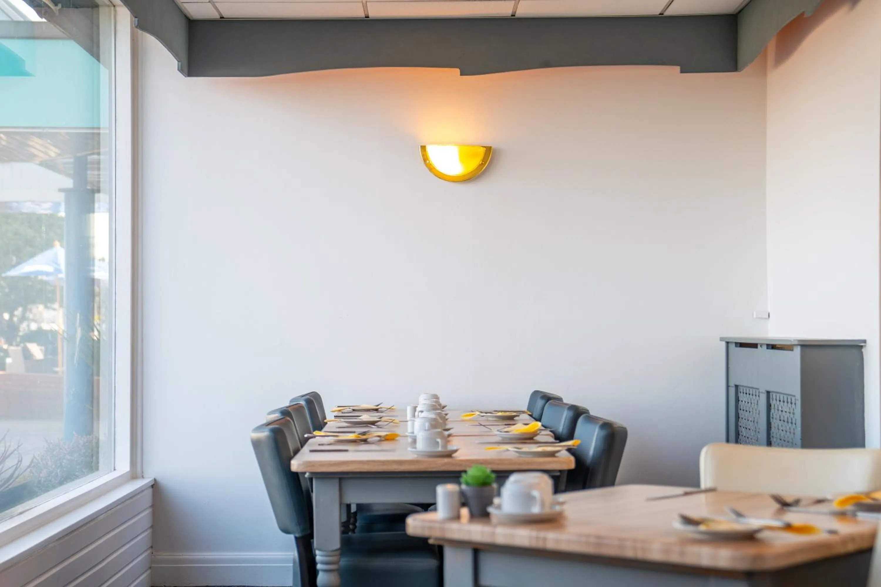 Restaurant/places to eat in The Strathmore Hotel