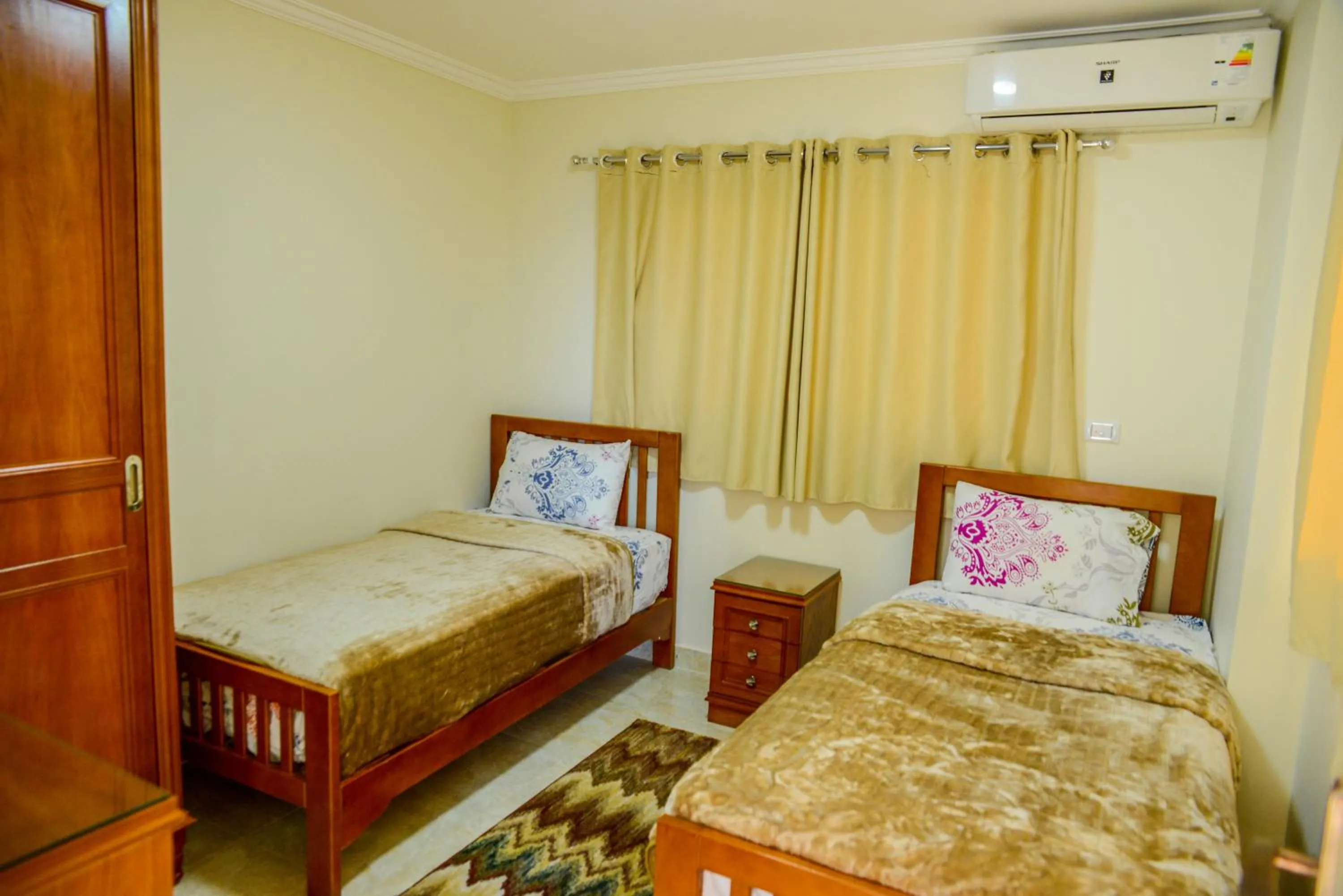 Bedroom, Bed in Al Raya Apartments