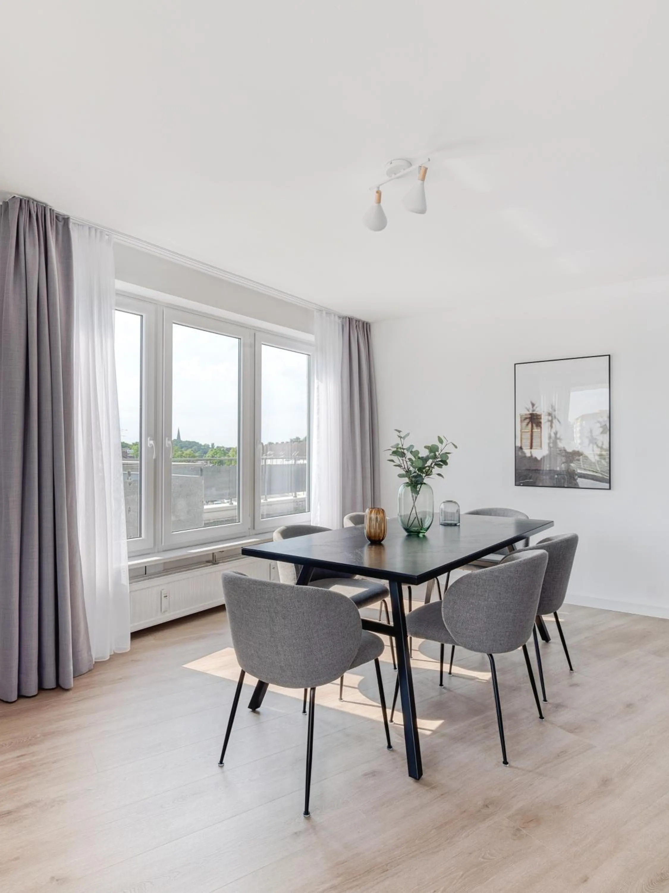 Dining area in Limehome Wolfsburg Porschestraße
