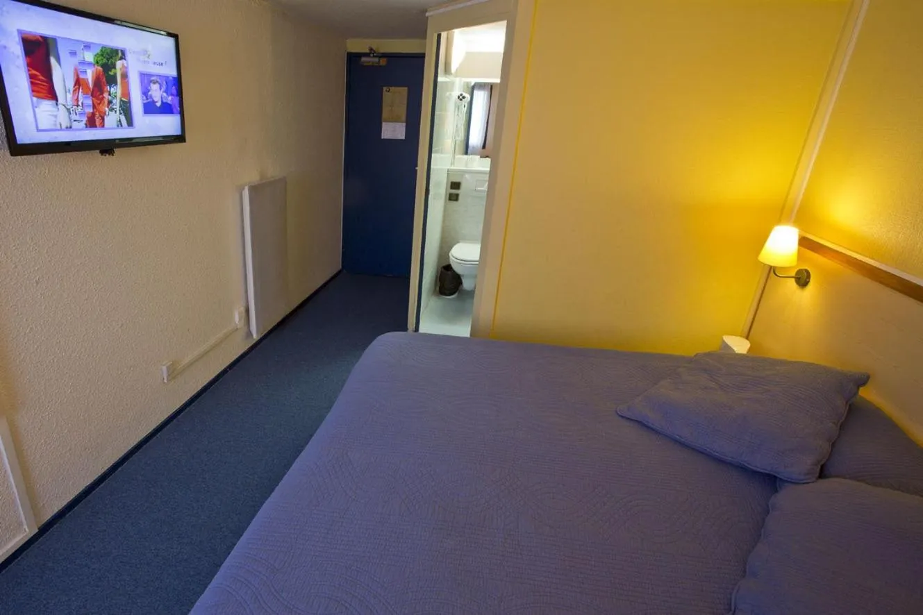 Bedroom in Hipotel Paris Marne La Vallée